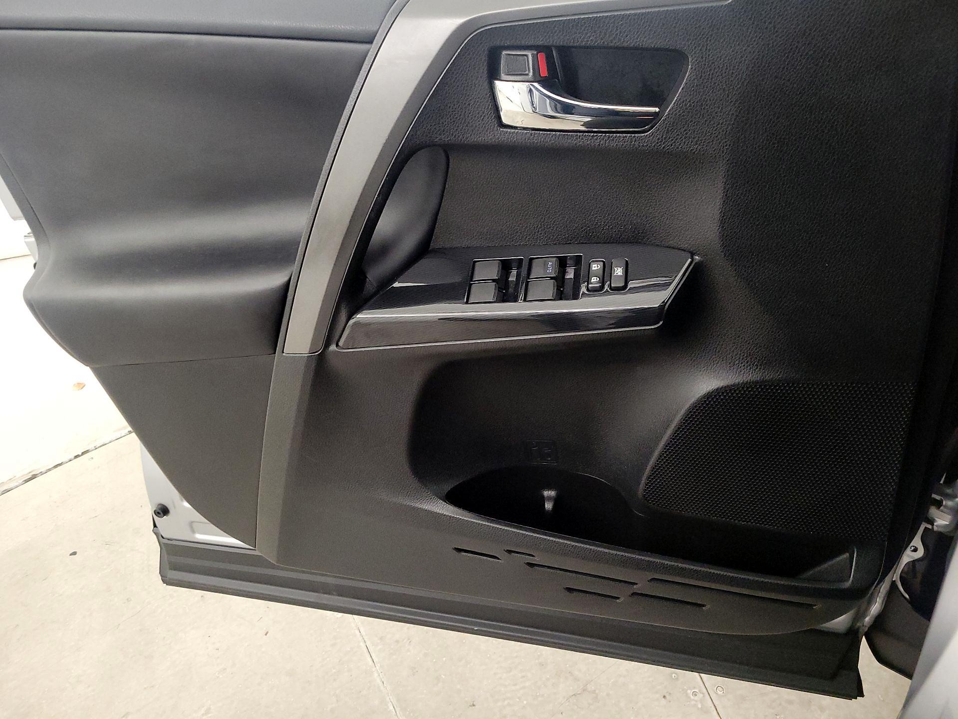 Thumbnail: 2016 Toyota RAV4 - 12