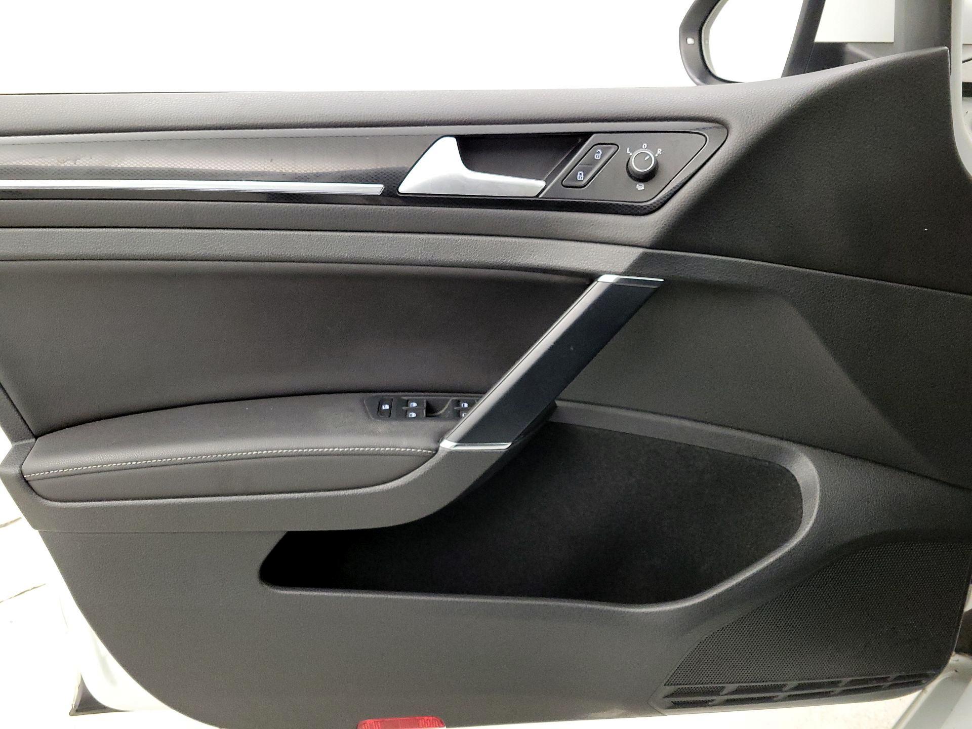 Thumbnail: 2015 Volkswagen Golf - 12