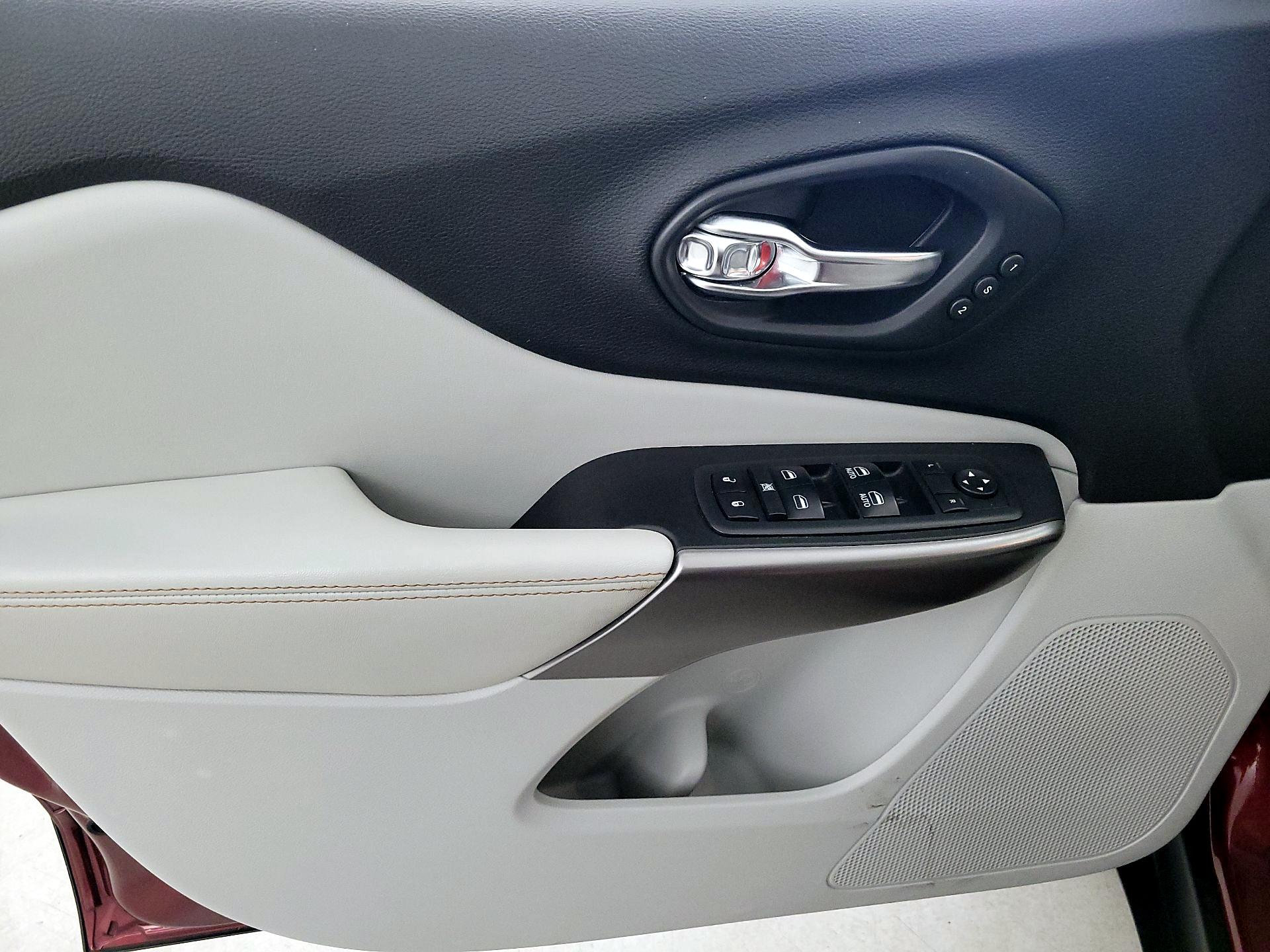 Thumbnail: 2019 Jeep Cherokee - 12