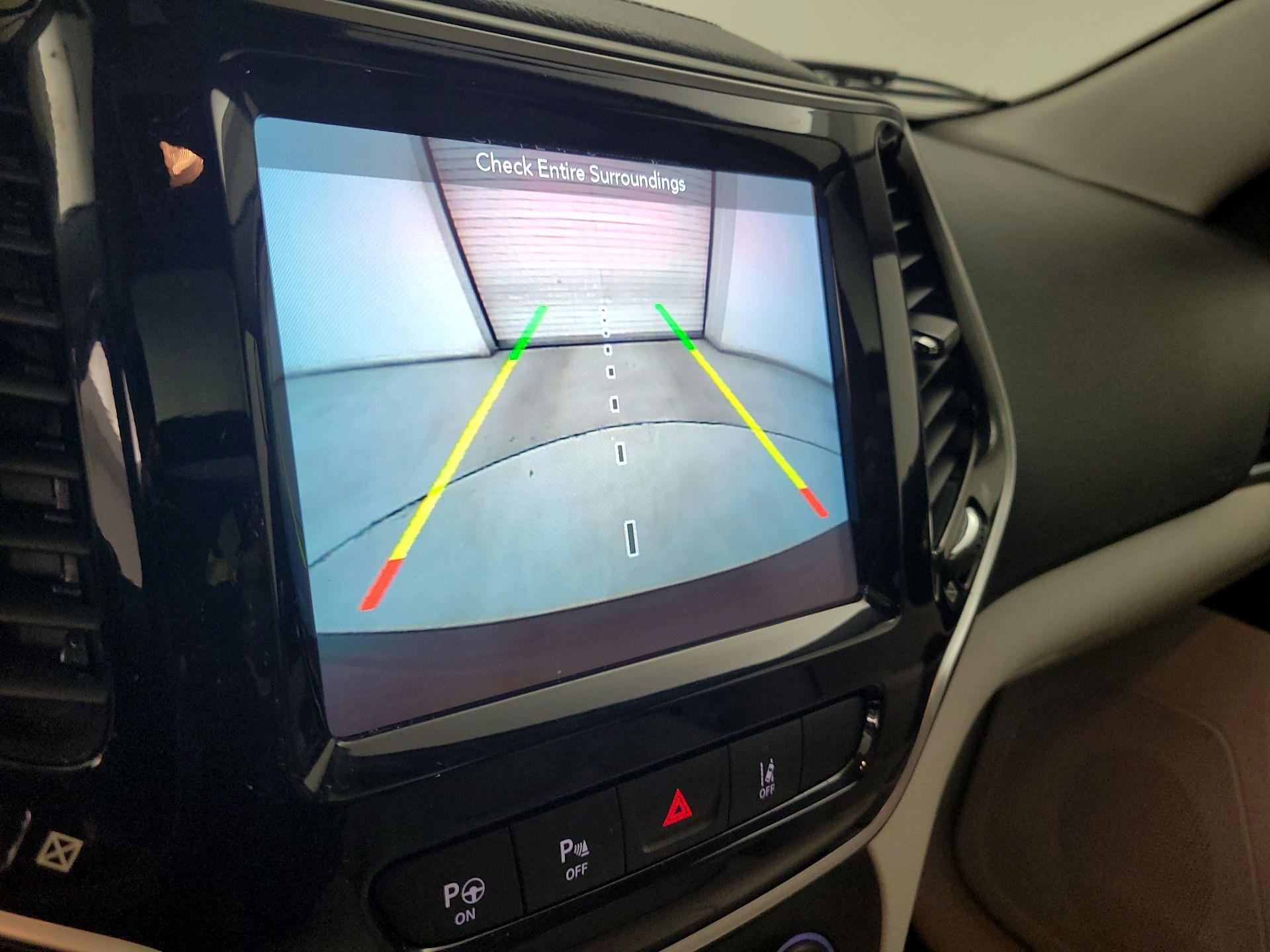 Thumbnail: 2019 Jeep Cherokee - 14