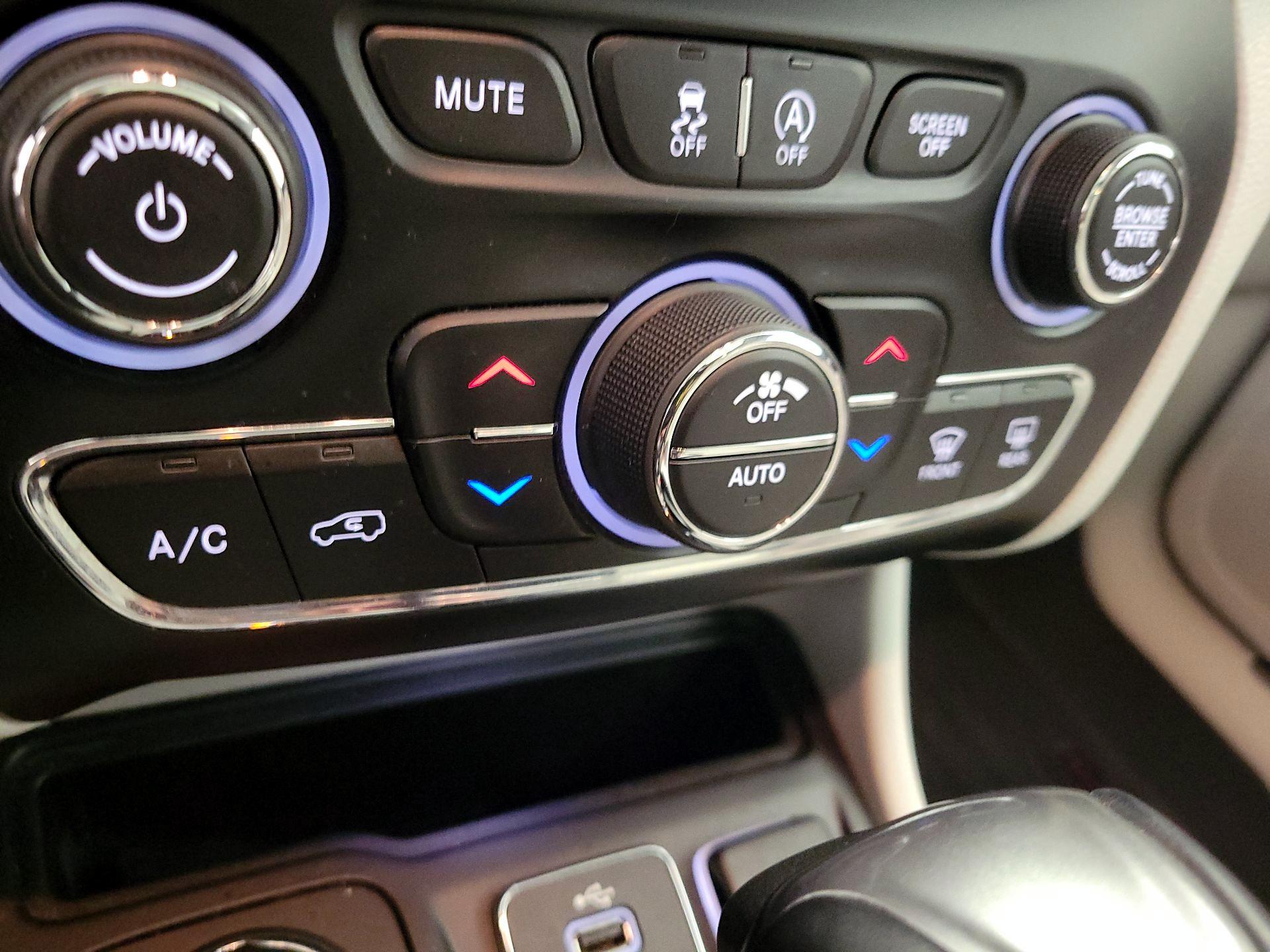 Thumbnail: 2019 Jeep Cherokee - 16