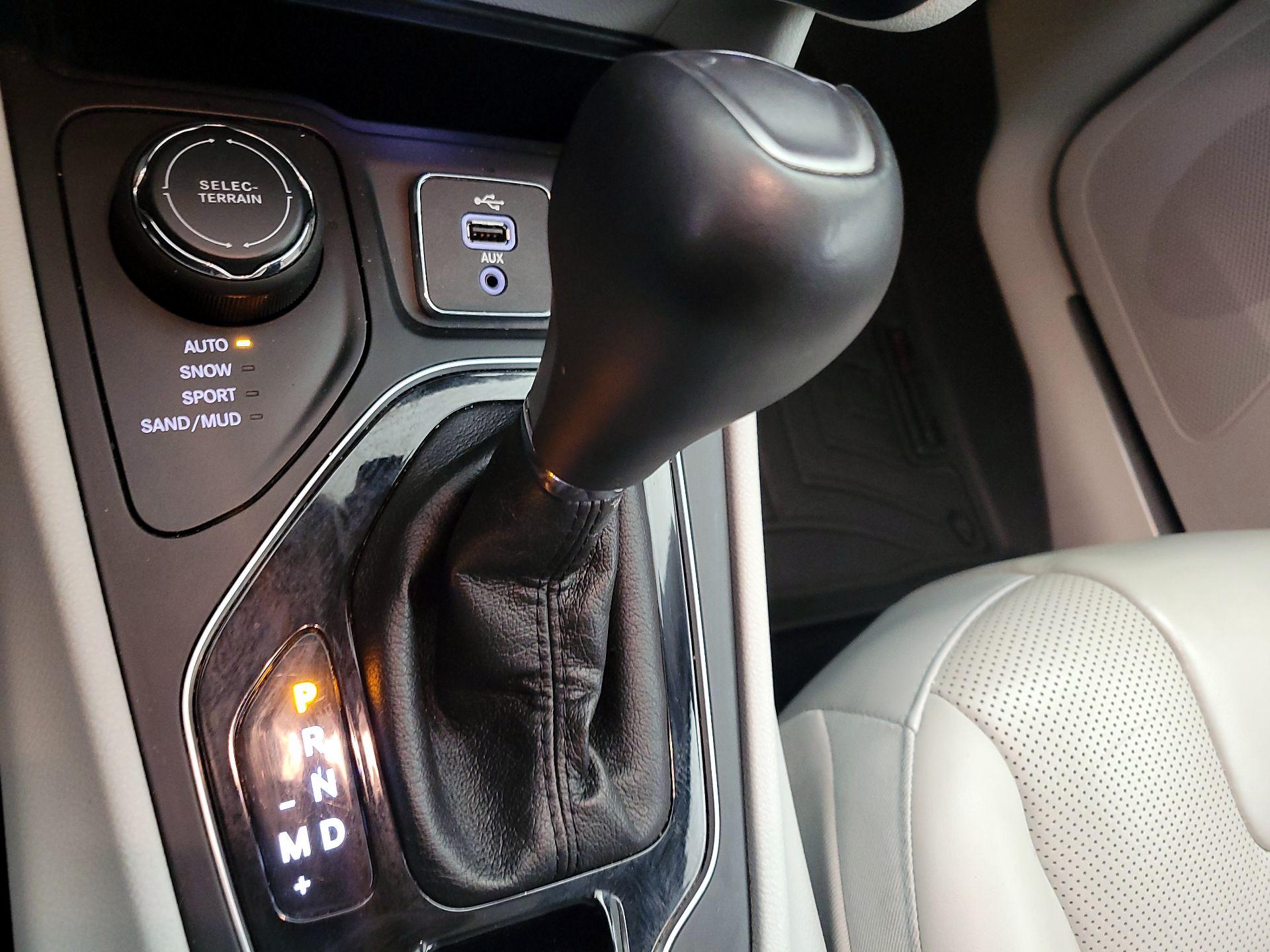 Thumbnail: 2019 Jeep Cherokee - 17