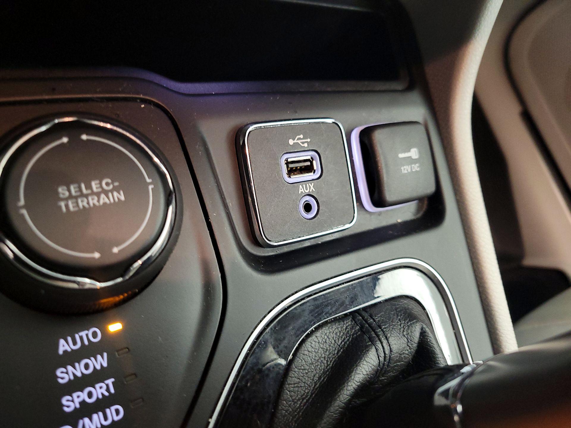 Thumbnail: 2019 Jeep Cherokee - 18