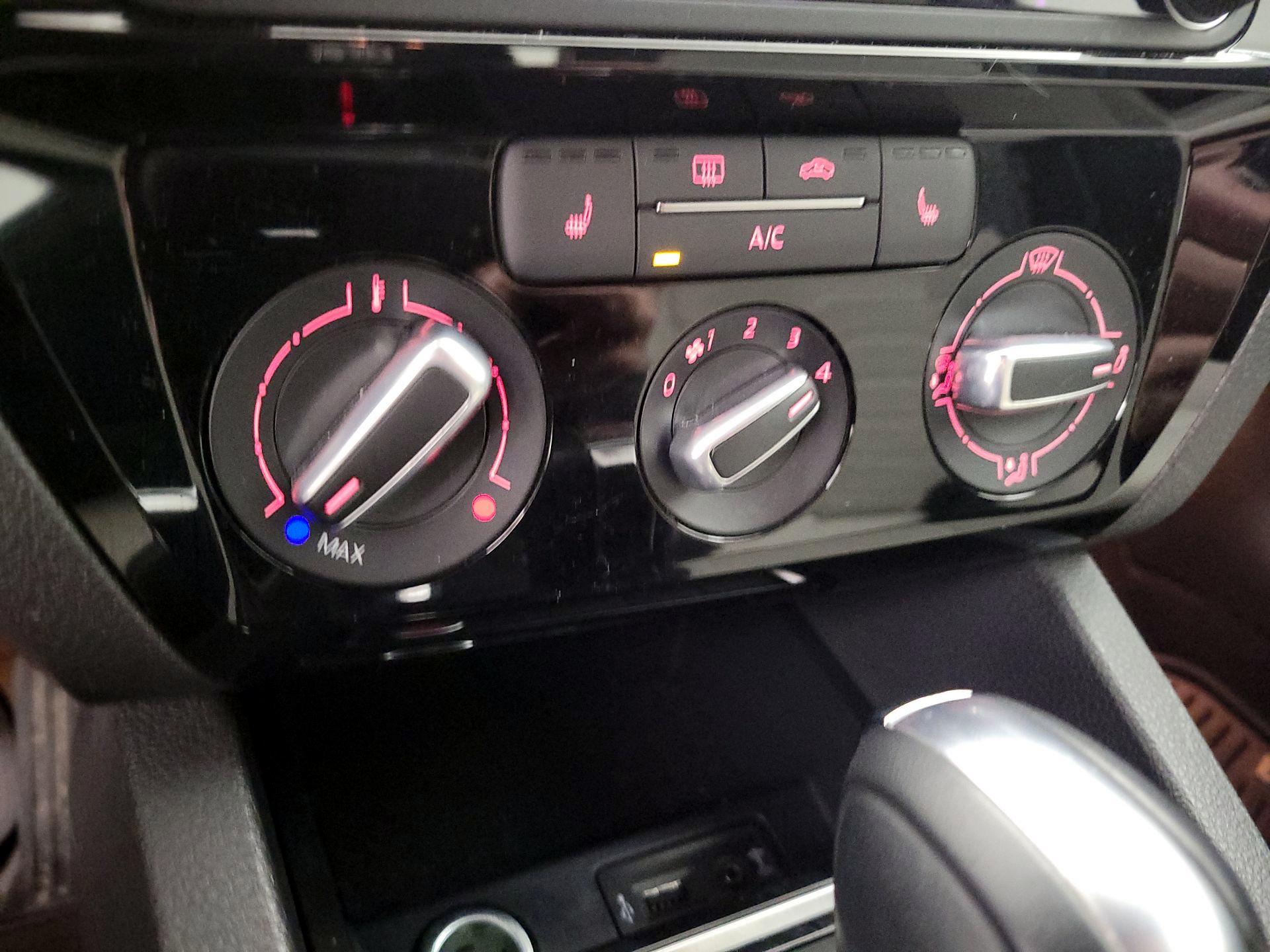 Thumbnail: 2016 Volkswagen Jetta - 16