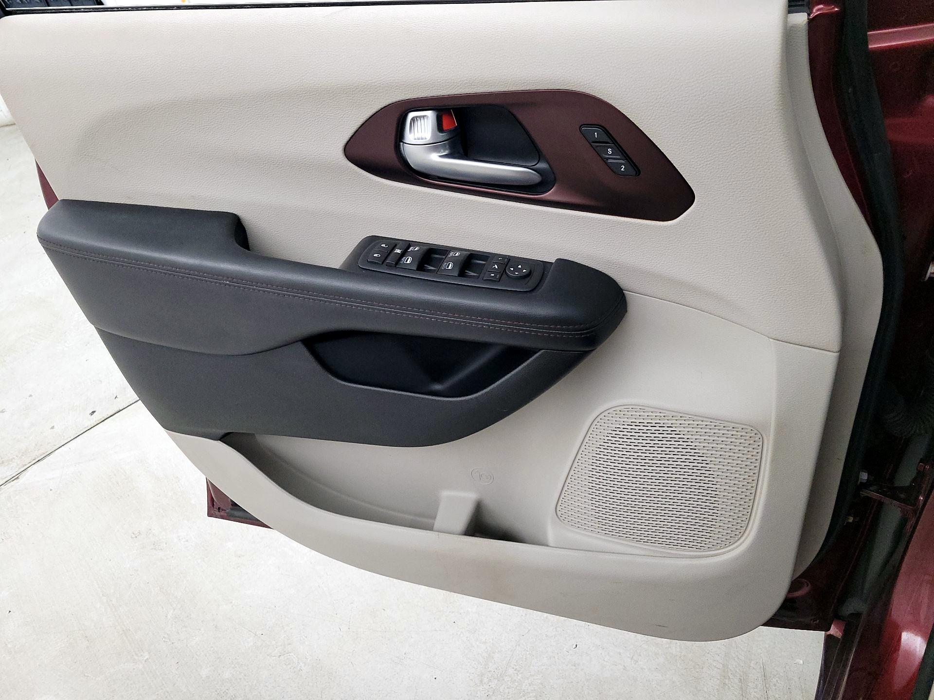 Thumbnail: 2017 Chrysler Pacifica - 12