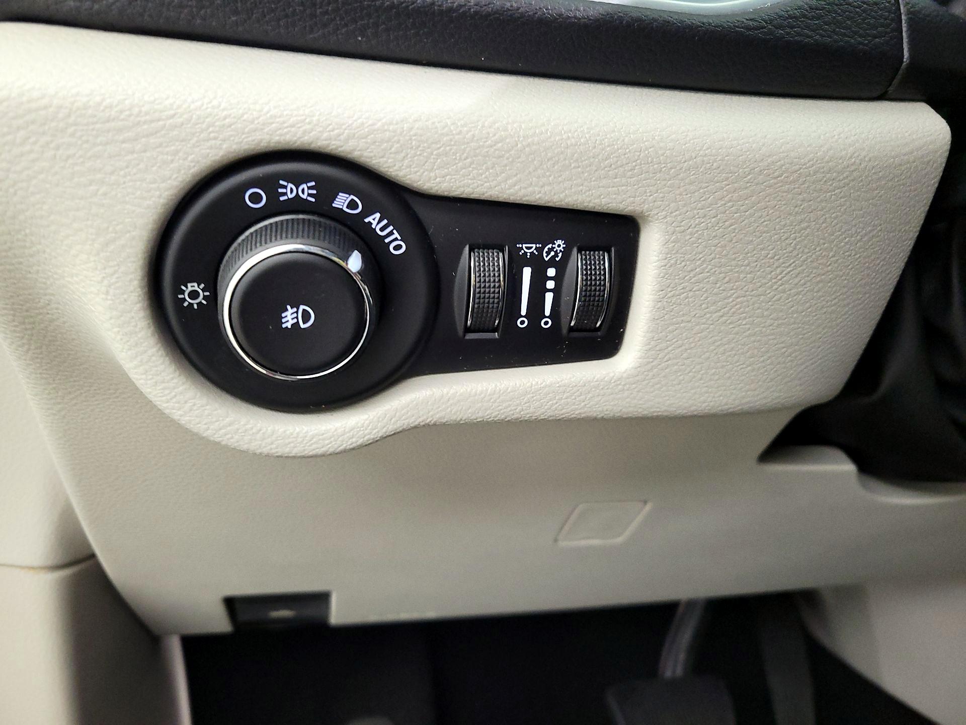 Thumbnail: 2017 Chrysler Pacifica - 13