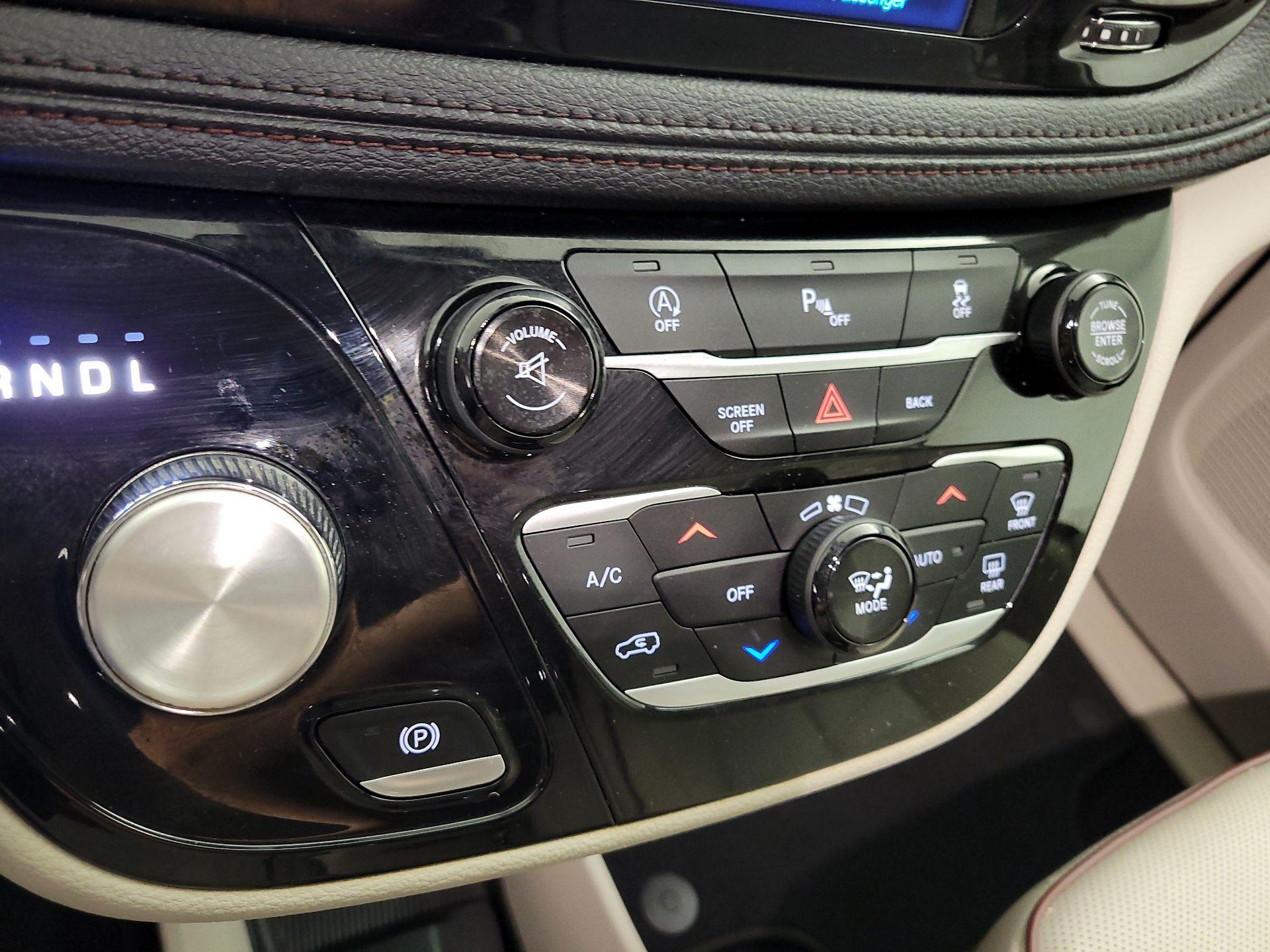 Thumbnail: 2017 Chrysler Pacifica - 18