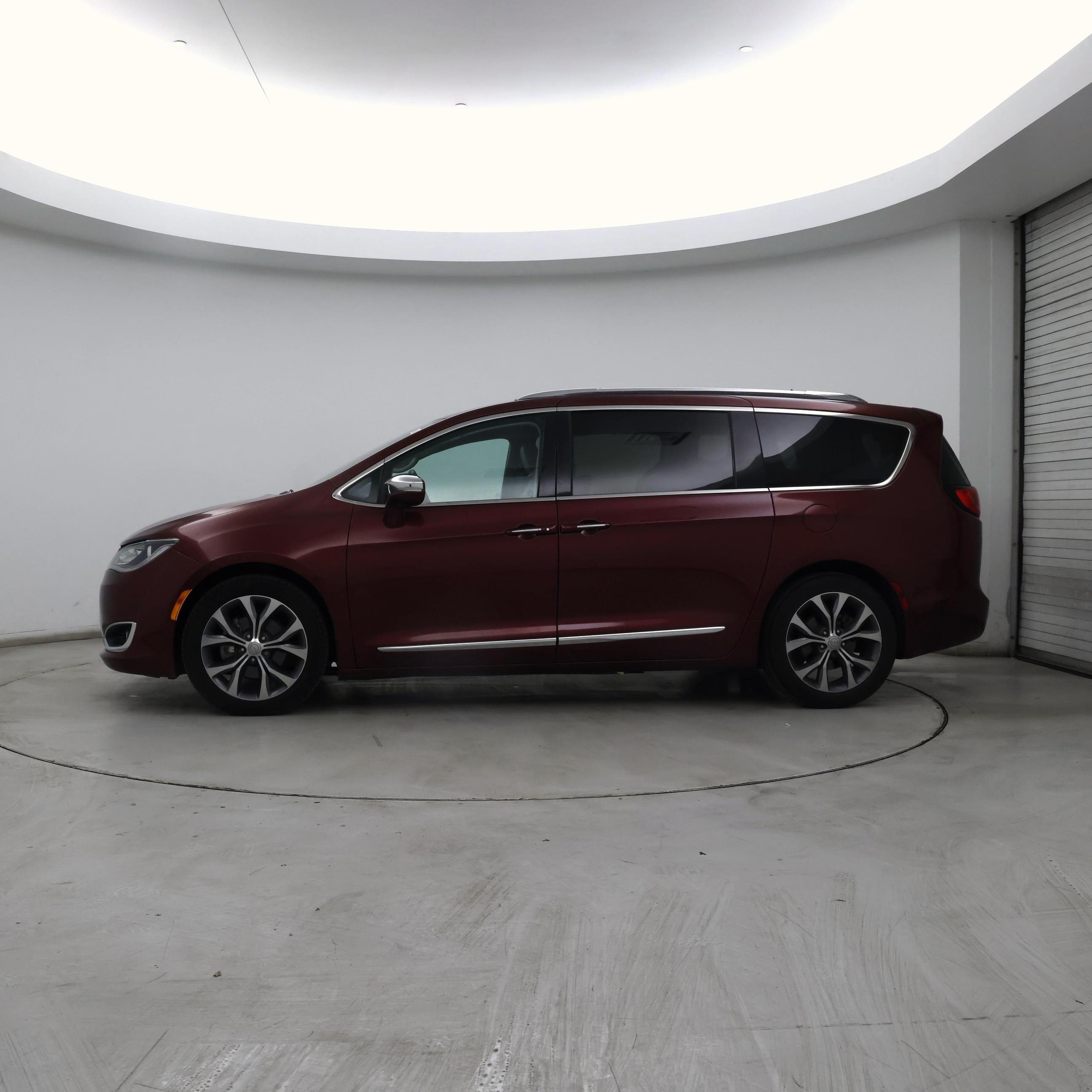 Thumbnail: 2017 Chrysler Pacifica - 3