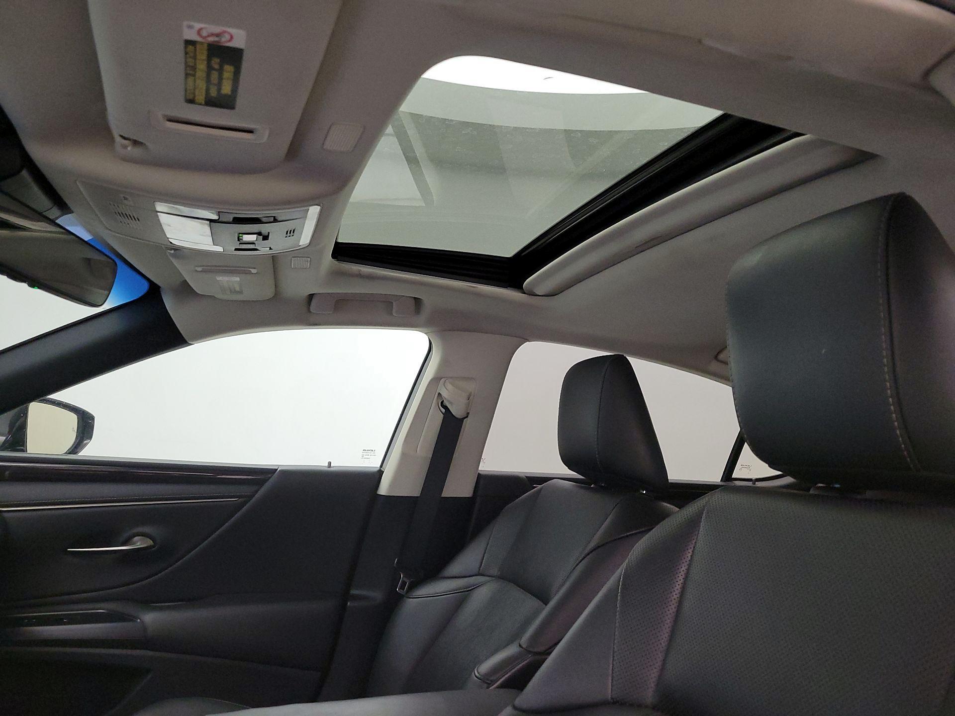 Thumbnail: 2021 Lexus ES - 20