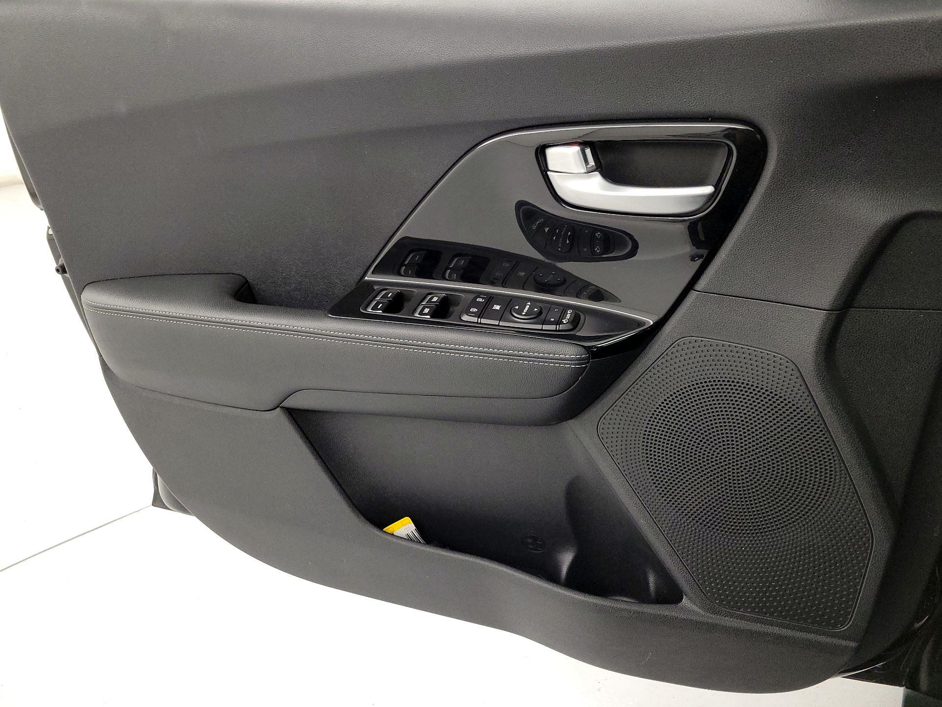 Thumbnail: 2017 Kia Niro - 12