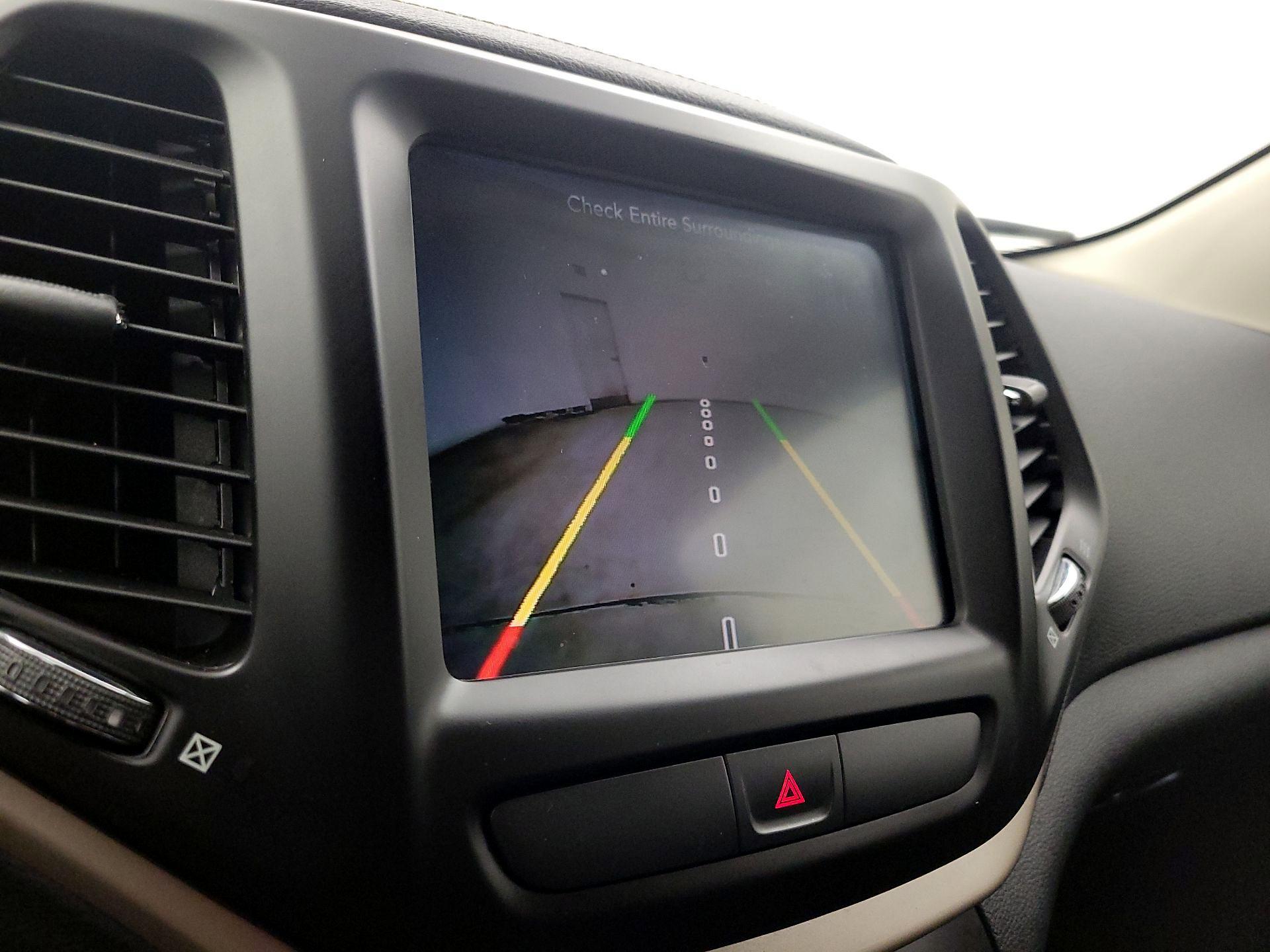 Thumbnail: 2016 Jeep Cherokee - 15