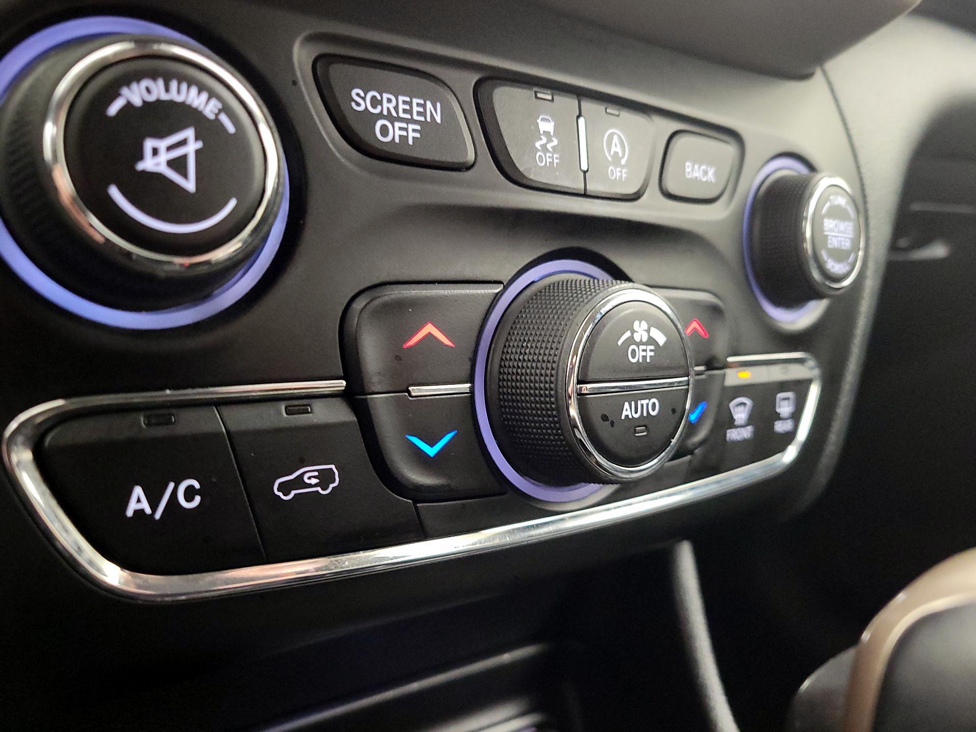 Thumbnail: 2016 Jeep Cherokee - 17