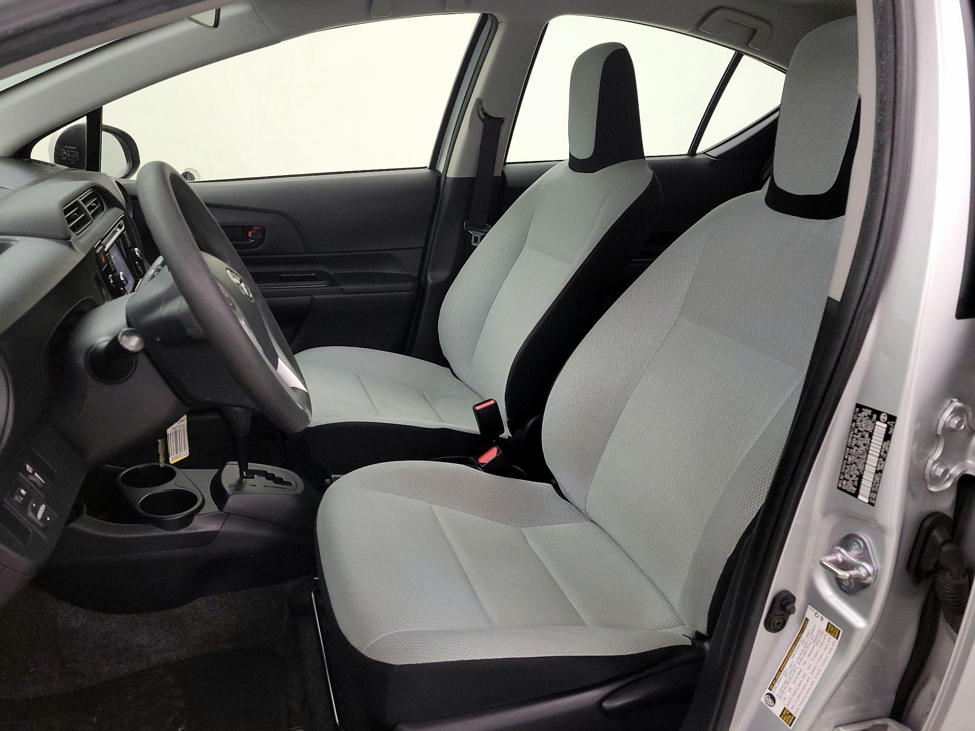 Thumbnail: 2016 Toyota Prius c - 11