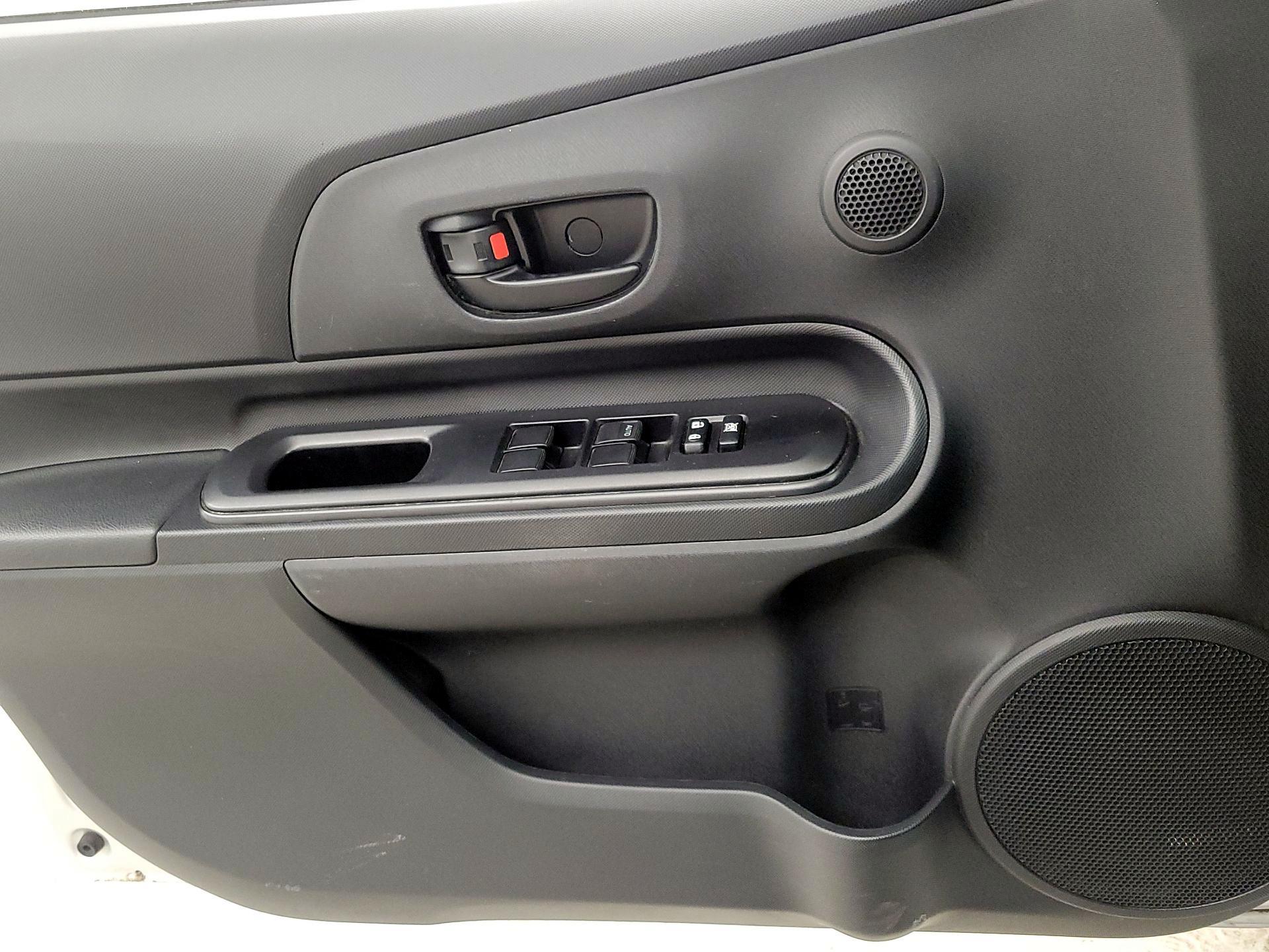 Thumbnail: 2016 Toyota Prius c - 12