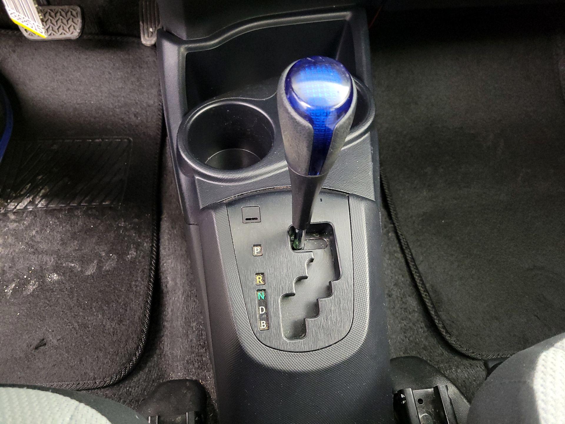 Thumbnail: 2016 Toyota Prius c - 16