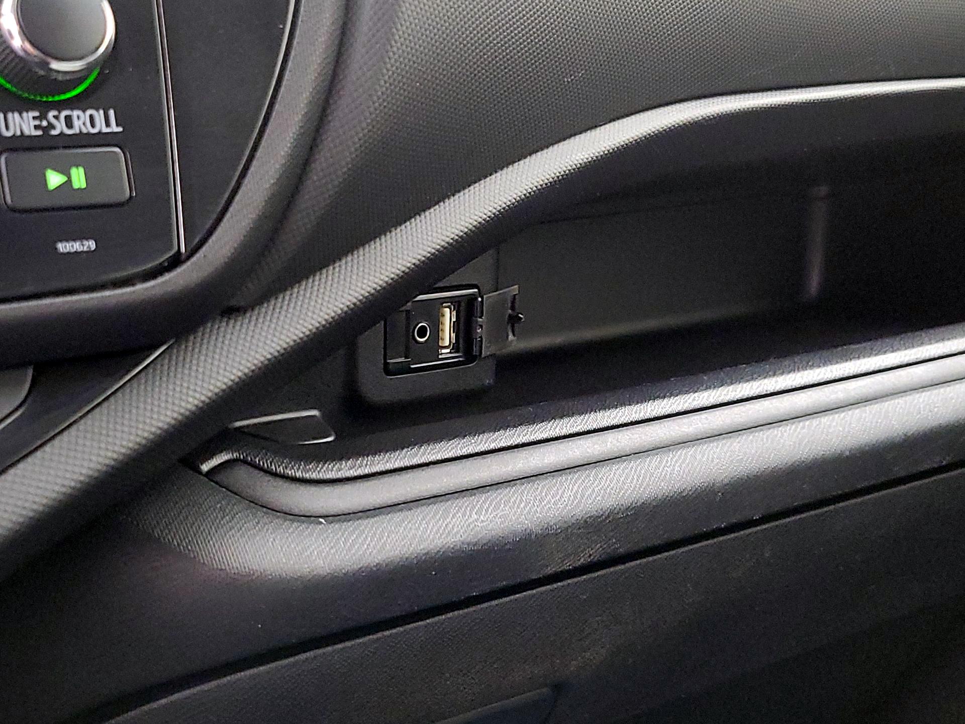 Thumbnail: 2016 Toyota Prius c - 17