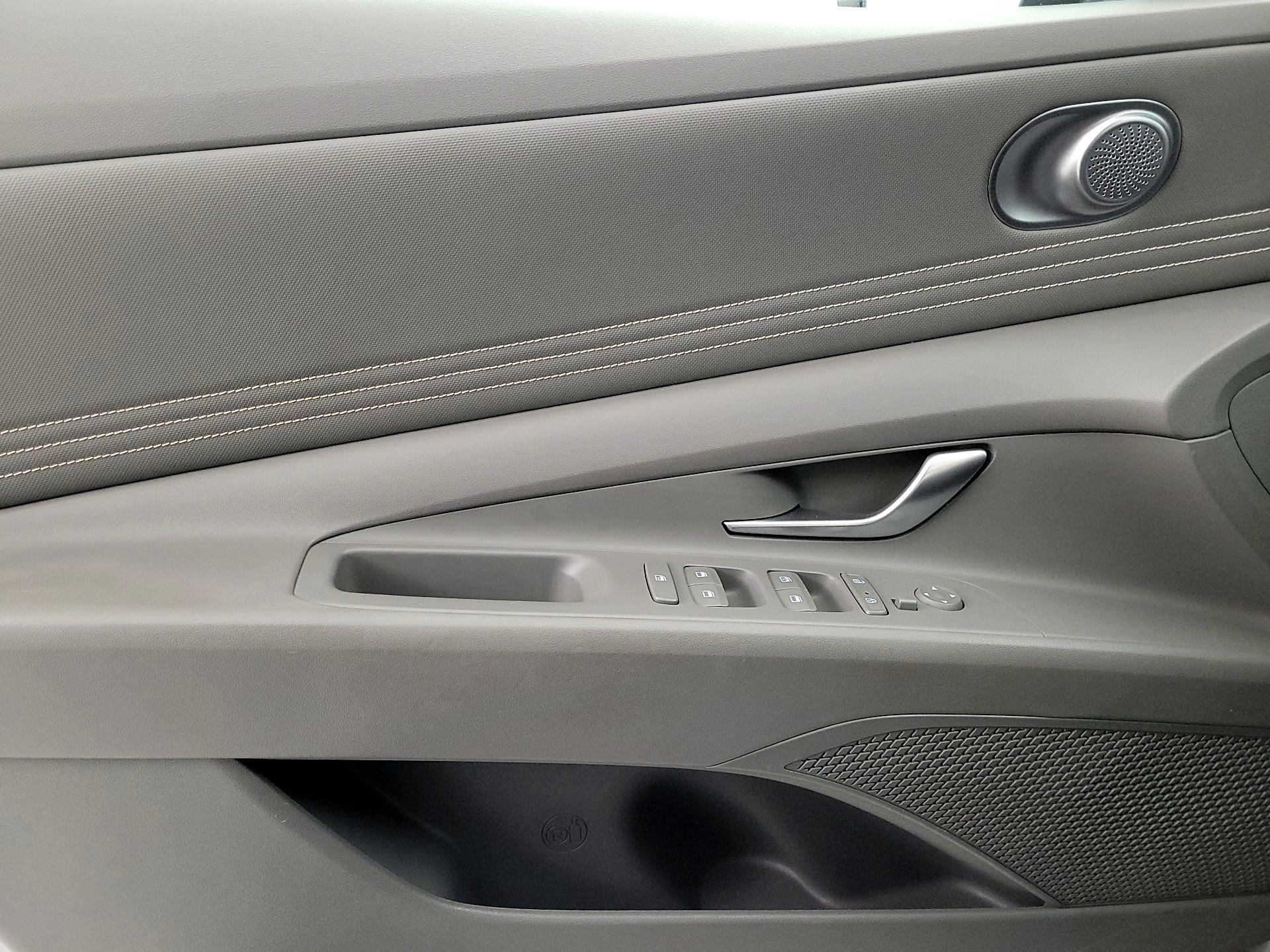 Thumbnail: 2022 Hyundai Elantra - 12