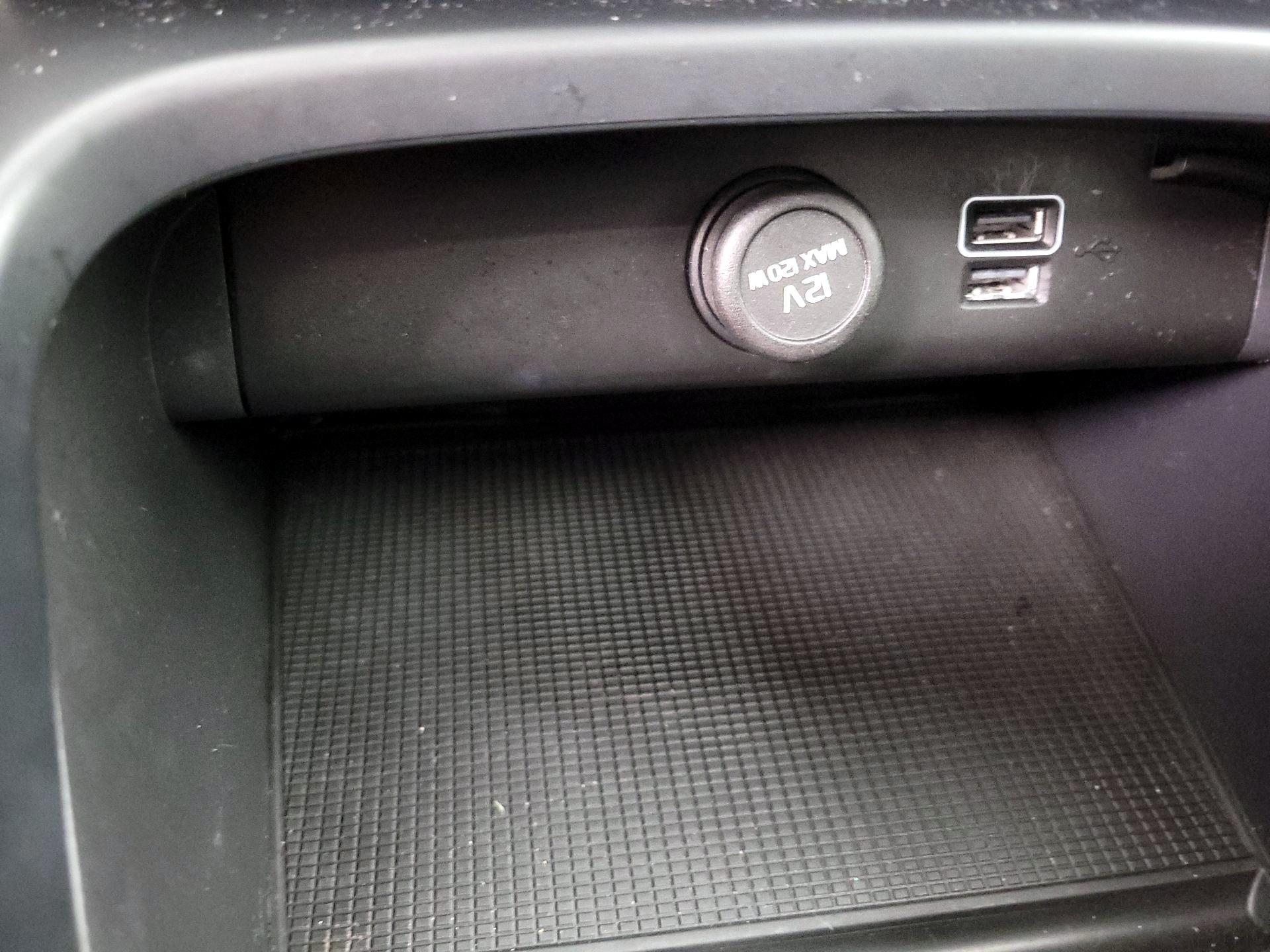 Thumbnail: 2021 Volvo XC40 - 18