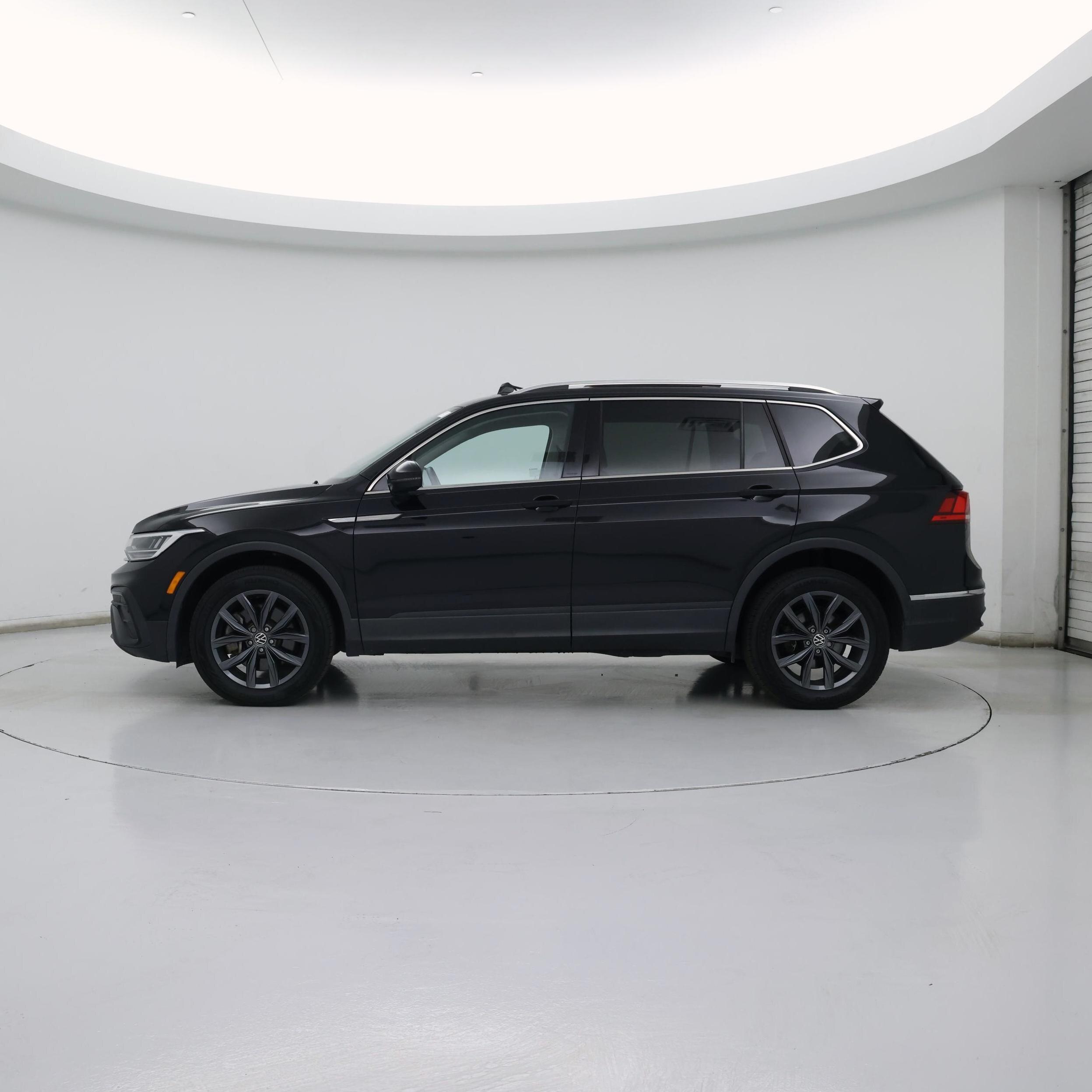 Thumbnail: 2022 Volkswagen Tiguan - 3