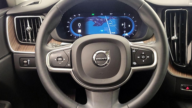 2022 Volvo XC60 B5 Momentum 10