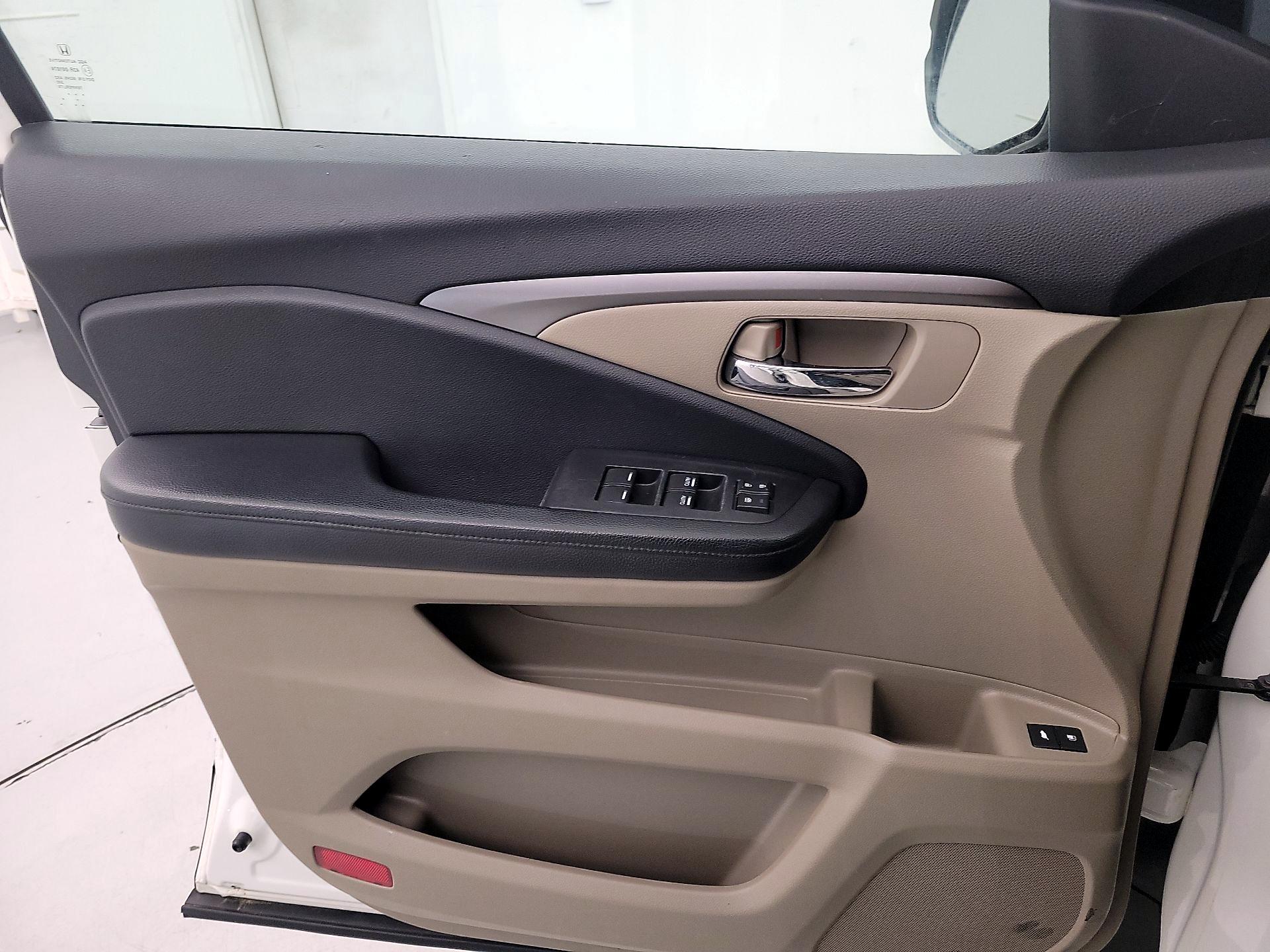 Thumbnail: 2017 Honda Pilot - 12