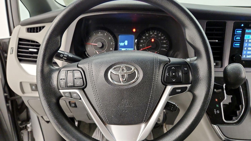 2015 Toyota Sienna LE 10