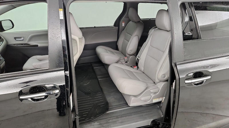 2019 Toyota Sienna XLE 21