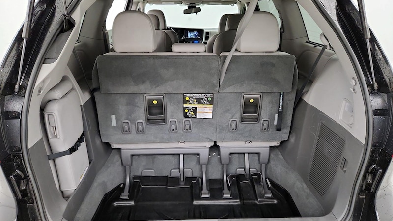 2019 Toyota Sienna XLE 23