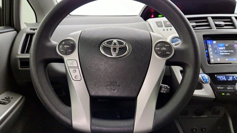 2014 Toyota Prius v Three 10