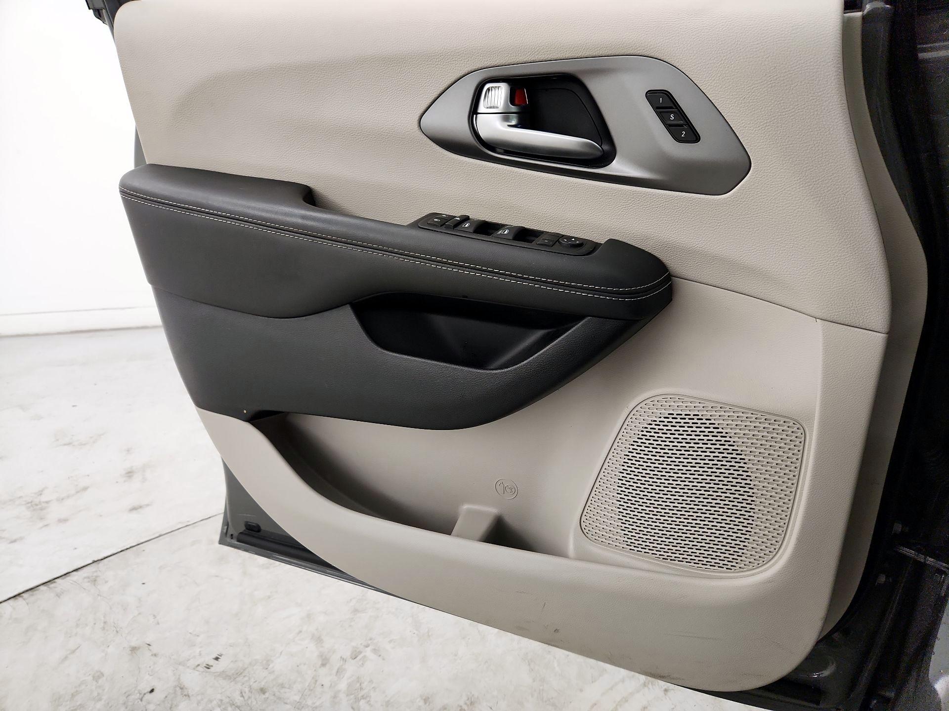 Thumbnail: 2023 Chrysler Pacifica - 12