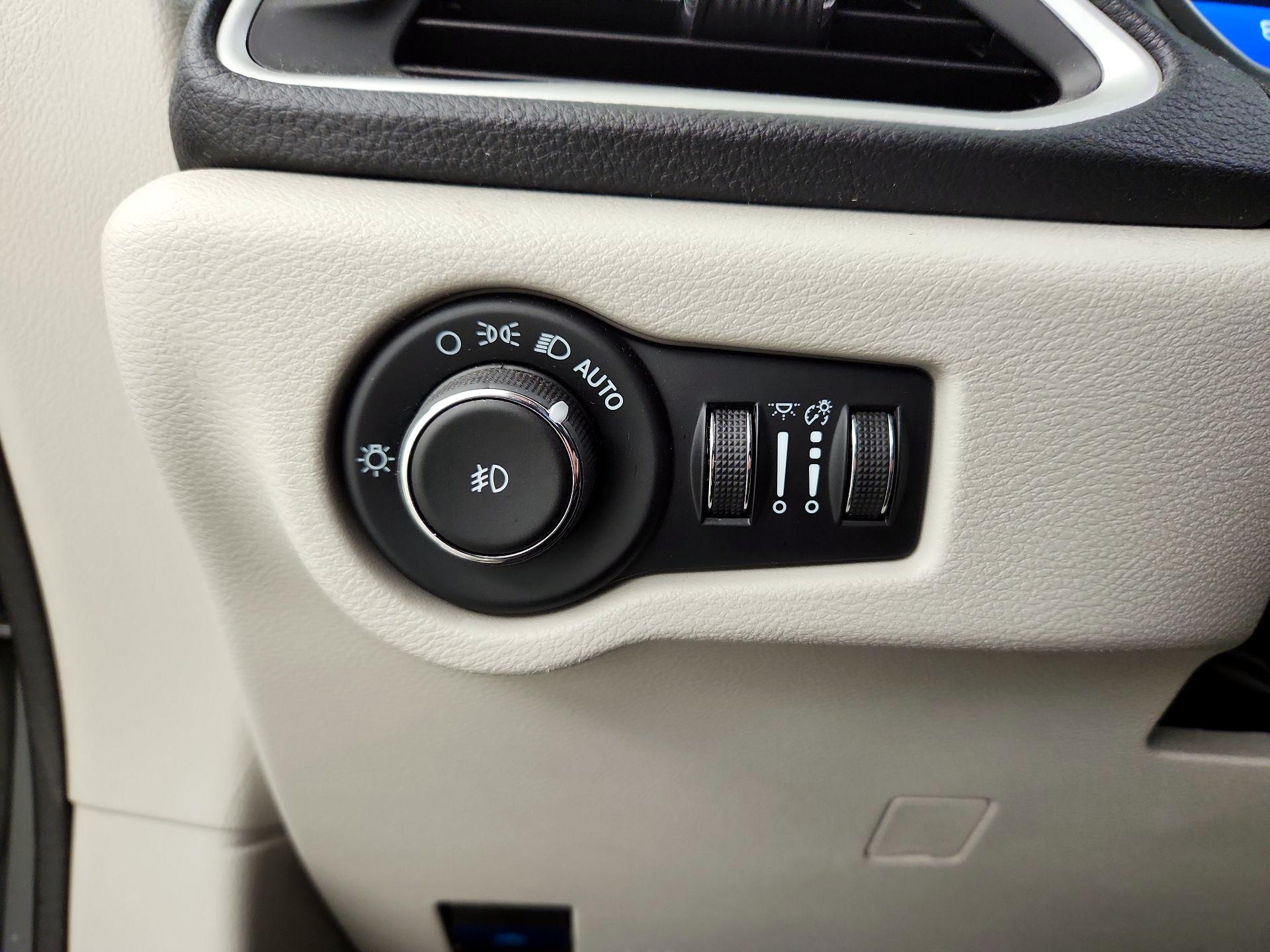 Thumbnail: 2023 Chrysler Pacifica - 13