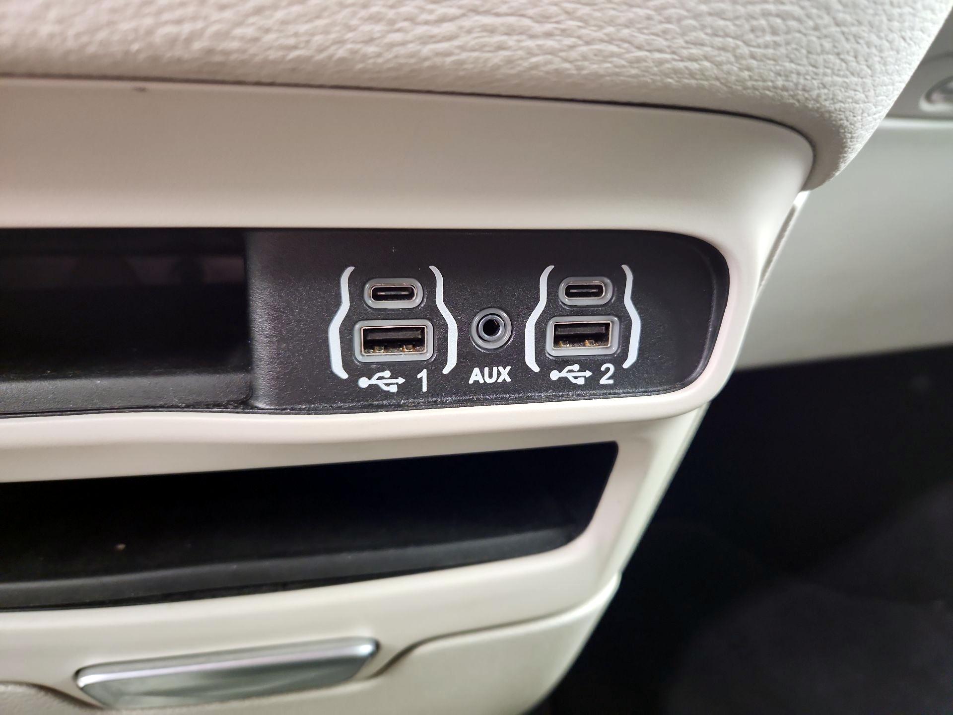 Thumbnail: 2023 Chrysler Pacifica - 18