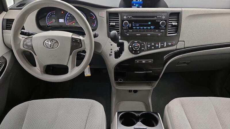 2014 Toyota Sienna LE 9