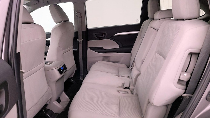 2019 Toyota Highlander LE 19