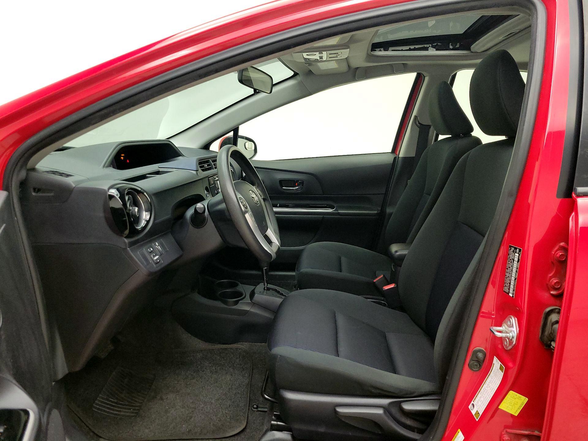 Thumbnail: 2015 Toyota Prius c - 11