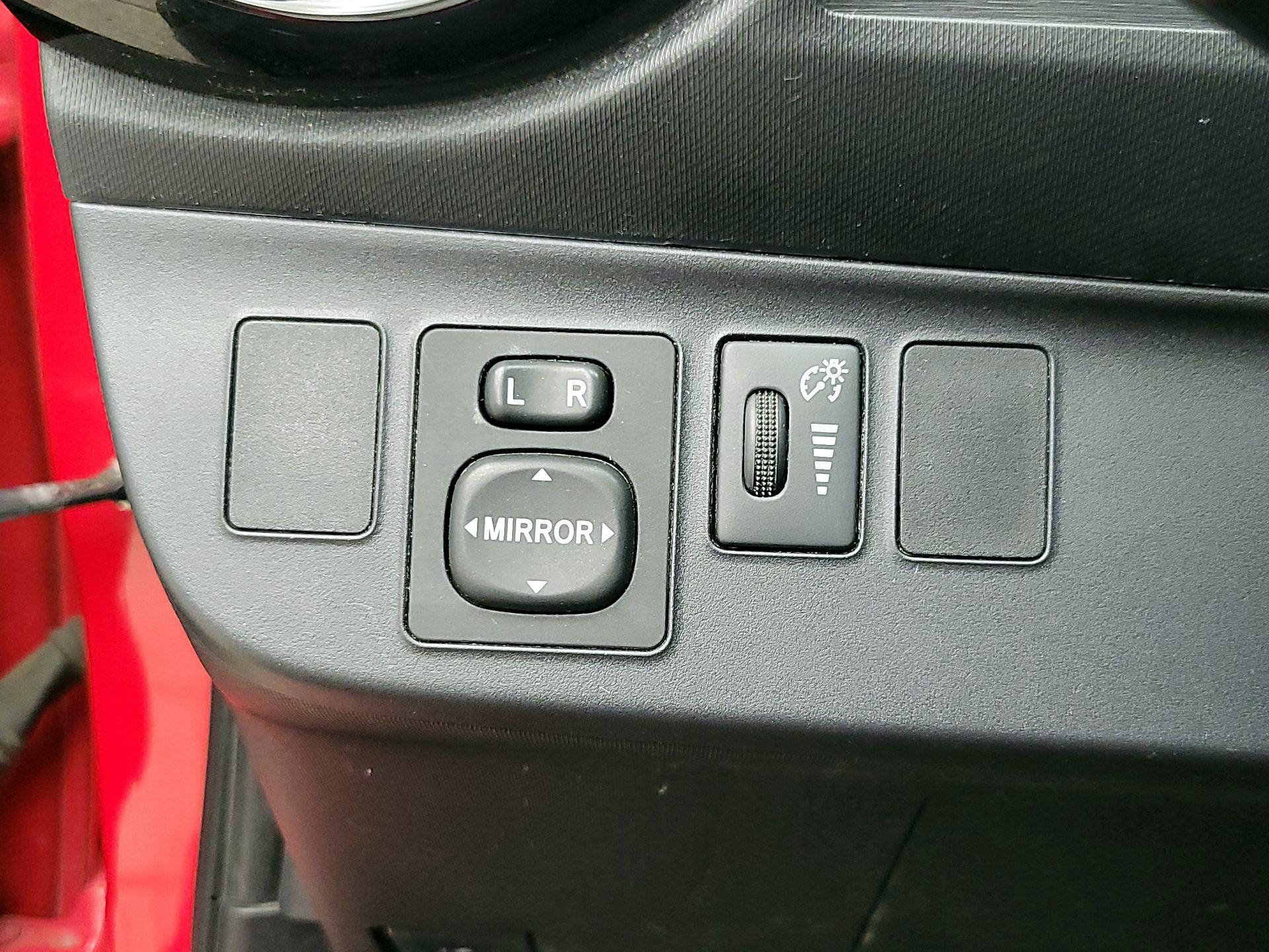 Thumbnail: 2015 Toyota Prius c - 13