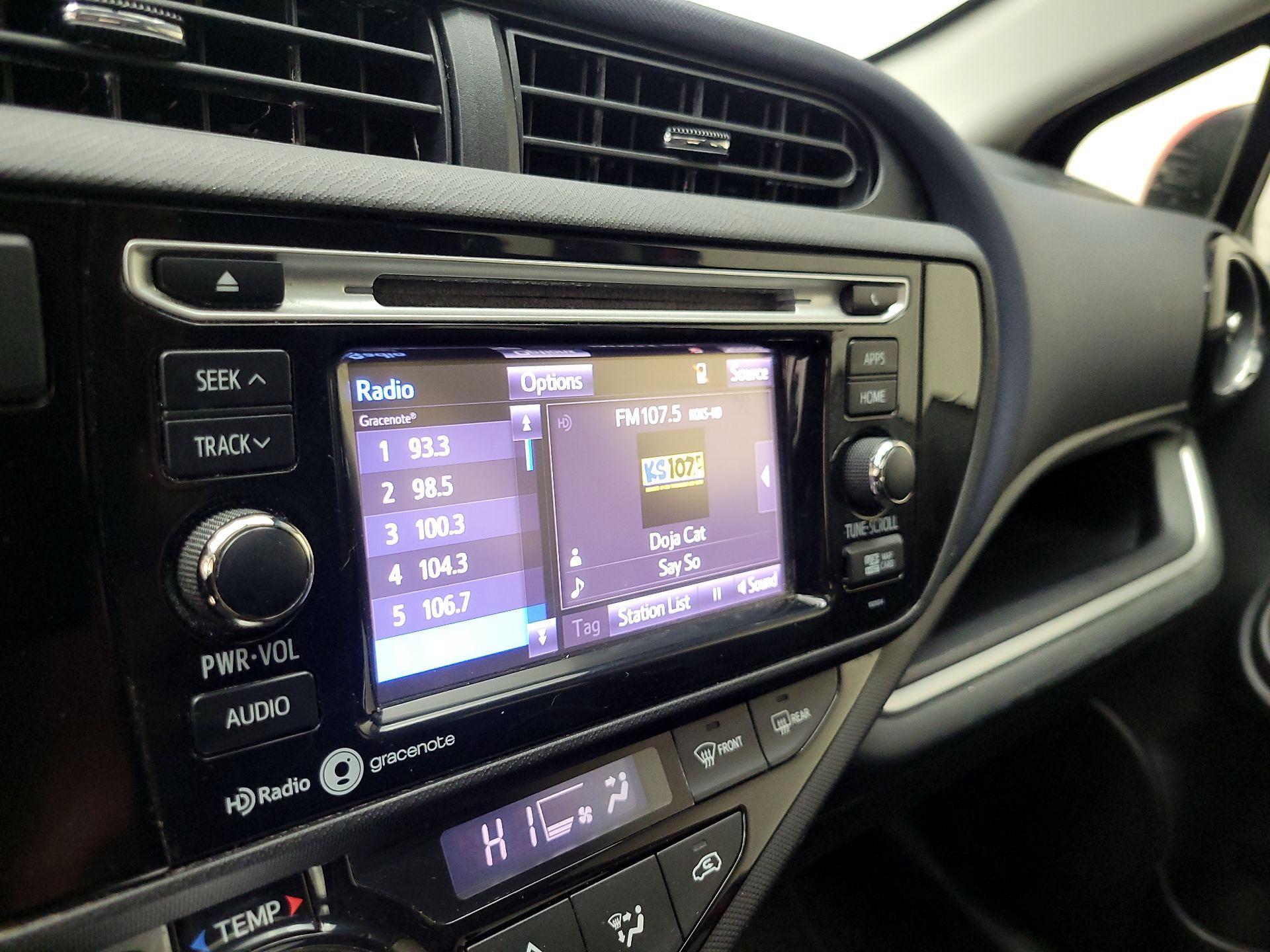Thumbnail: 2015 Toyota Prius c - 15