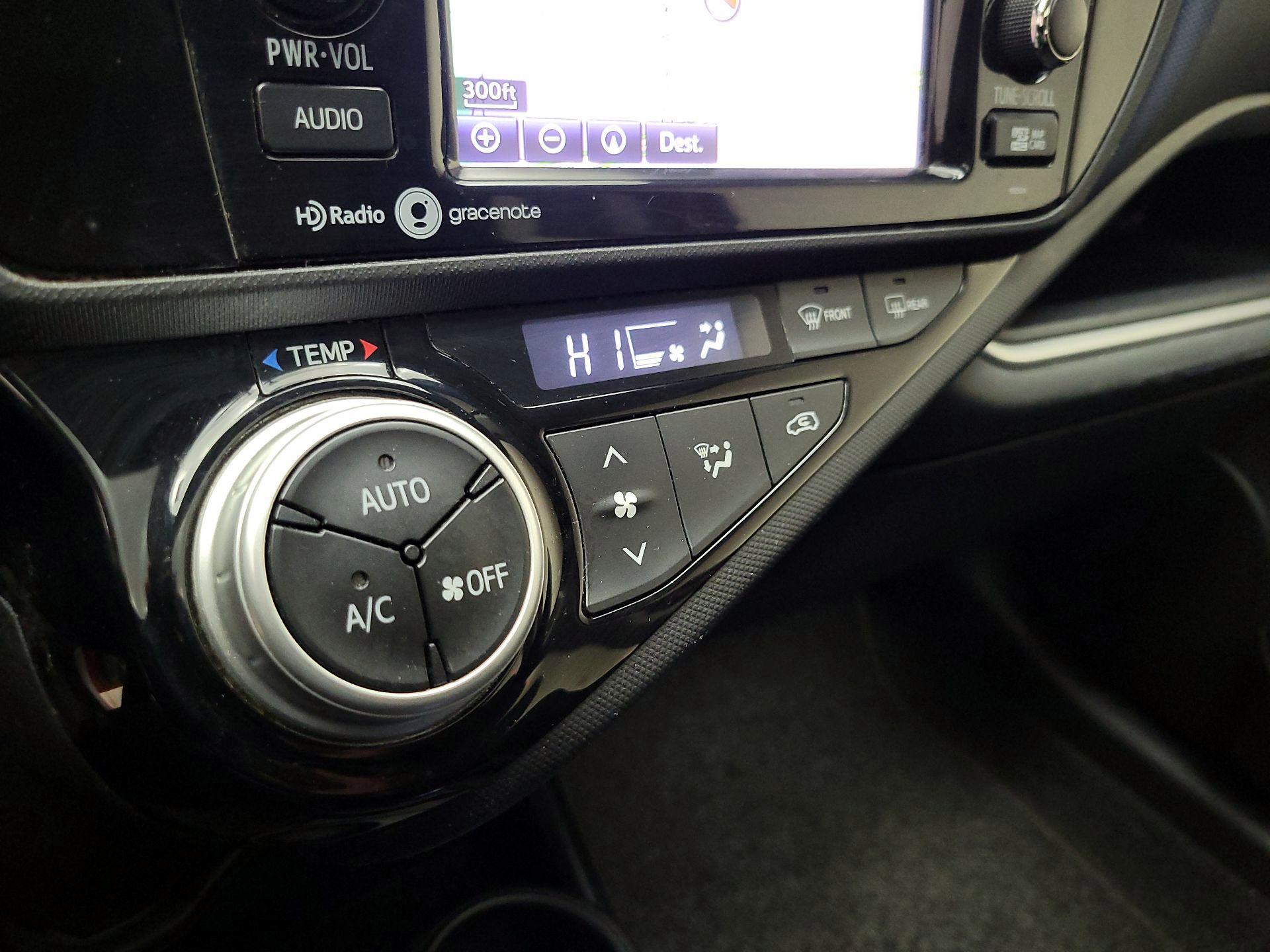 Thumbnail: 2015 Toyota Prius c - 16