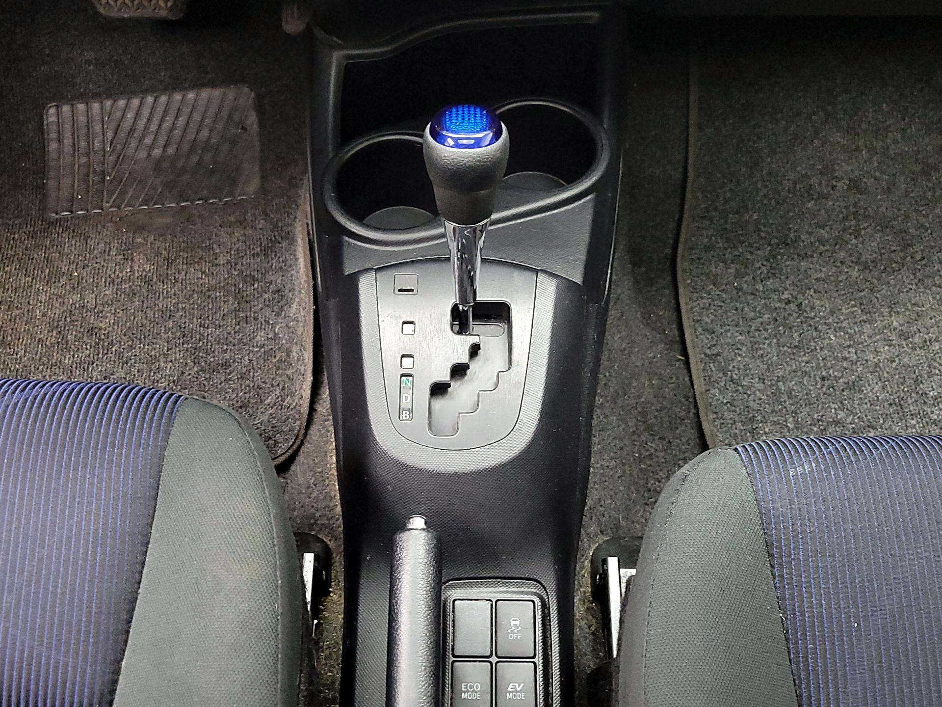 Thumbnail: 2015 Toyota Prius c - 17