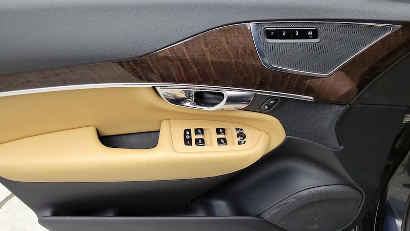 2016 Volvo XC90 T6 Momentum 12