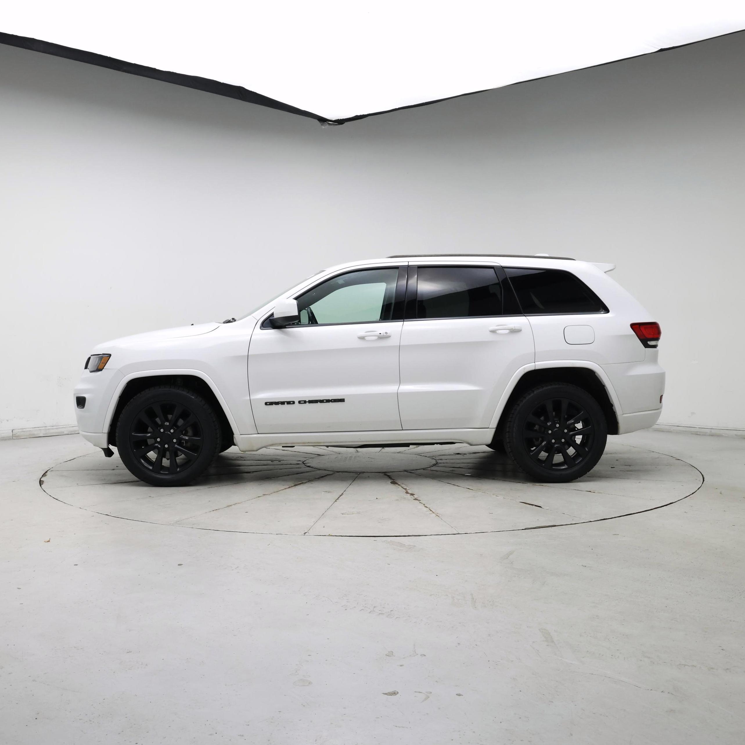 Thumbnail: 2017 Jeep Grand Cherokee - 3