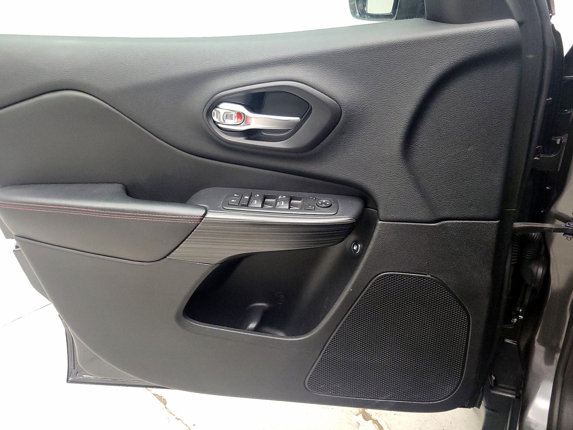Thumbnail: 2016 Jeep Cherokee - 12