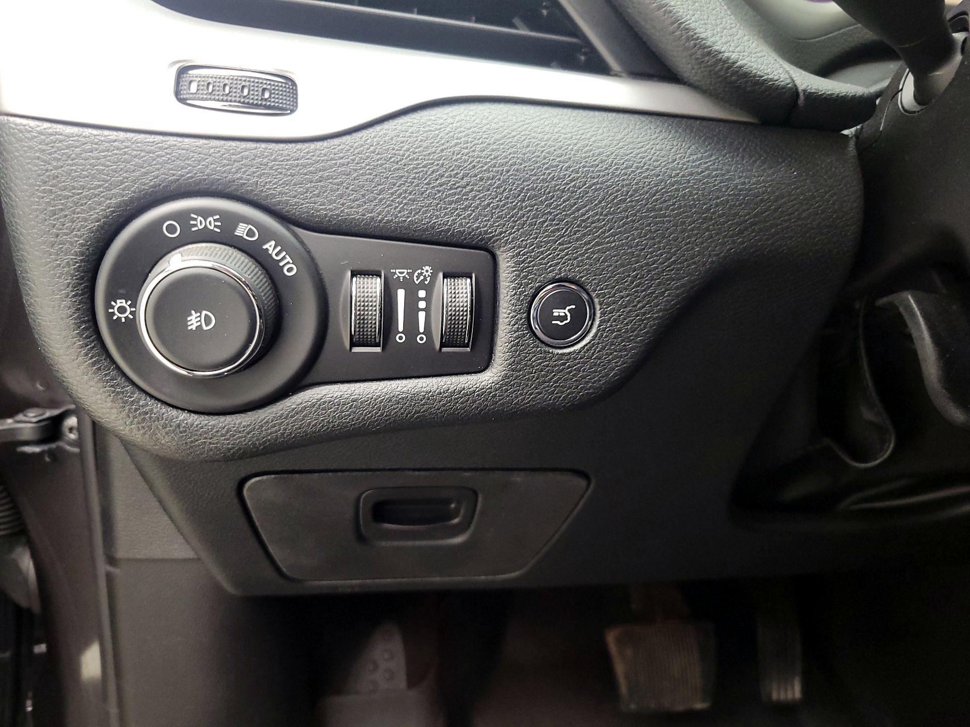 Thumbnail: 2016 Jeep Cherokee - 13