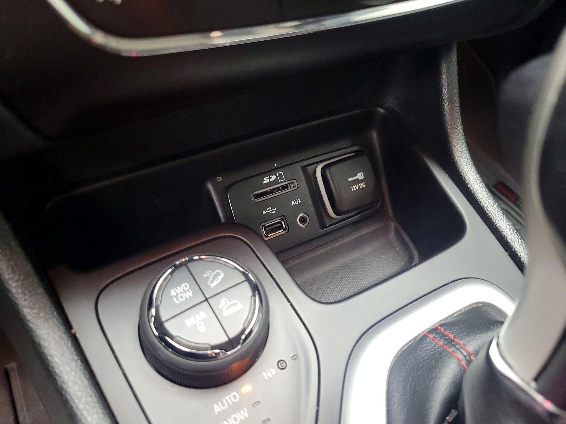 Thumbnail: 2016 Jeep Cherokee - 19