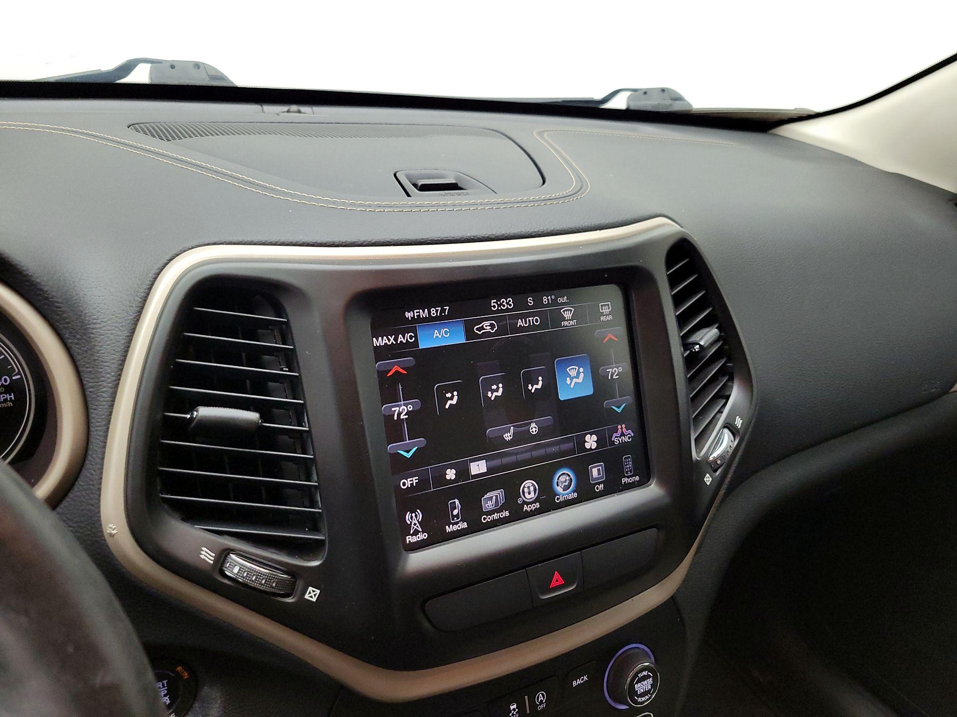Thumbnail: 2016 Jeep Cherokee - 15