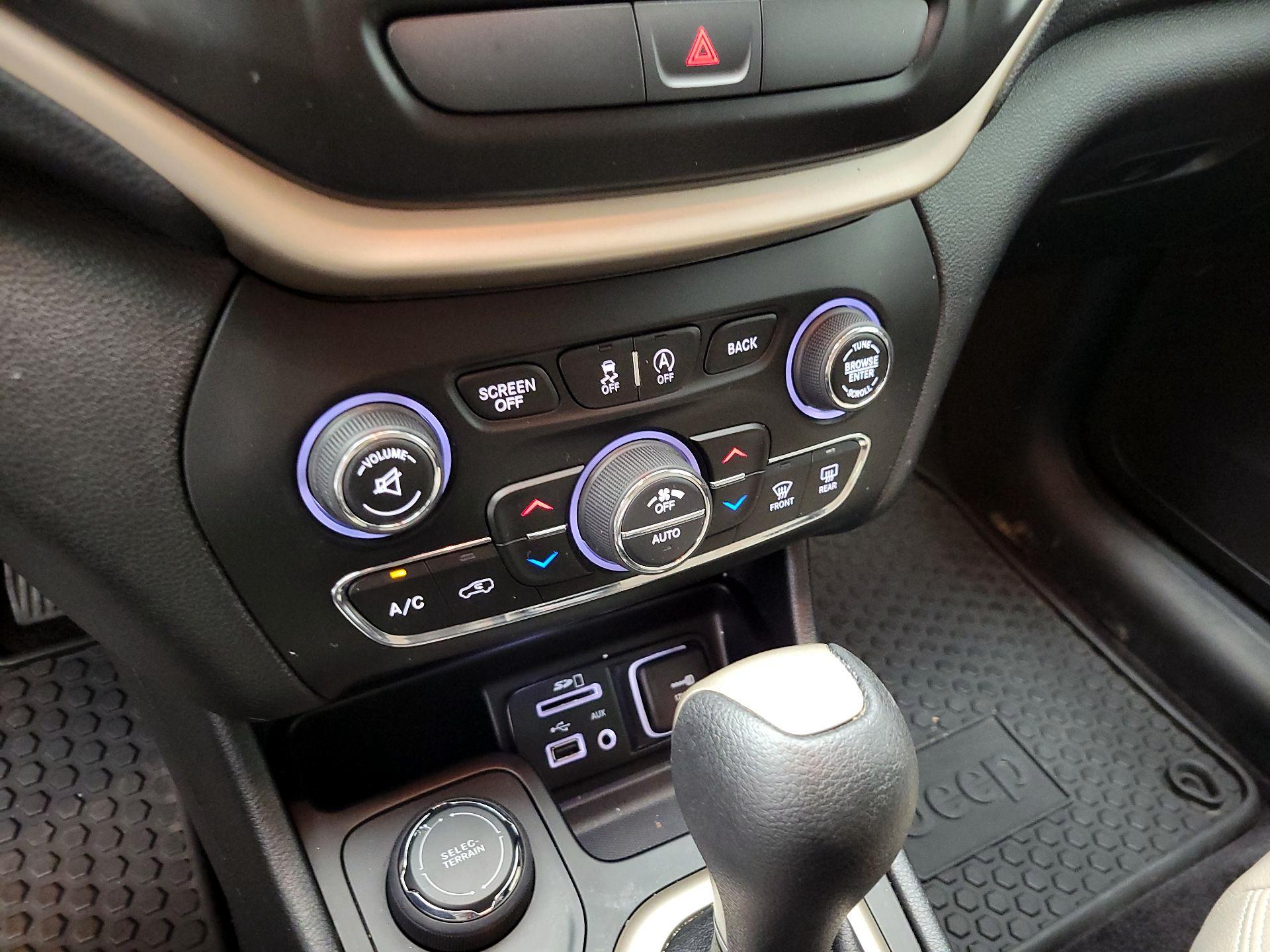 Thumbnail: 2016 Jeep Cherokee - 16