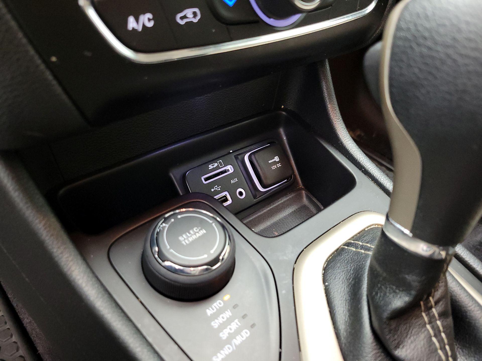 Thumbnail: 2016 Jeep Cherokee - 18
