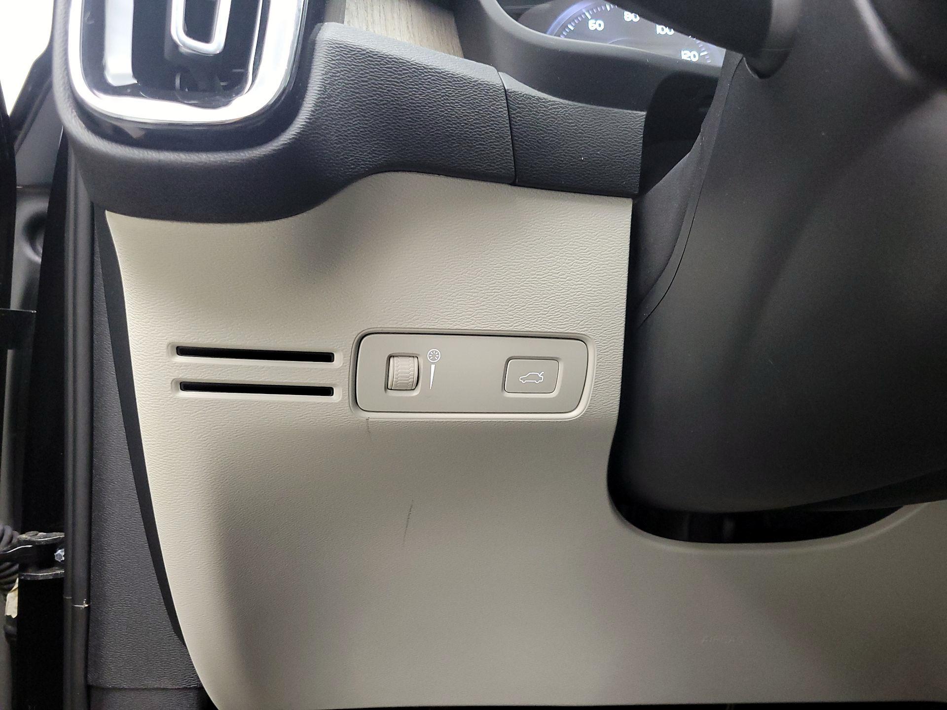 Thumbnail: 2019 Volvo XC40 - 13