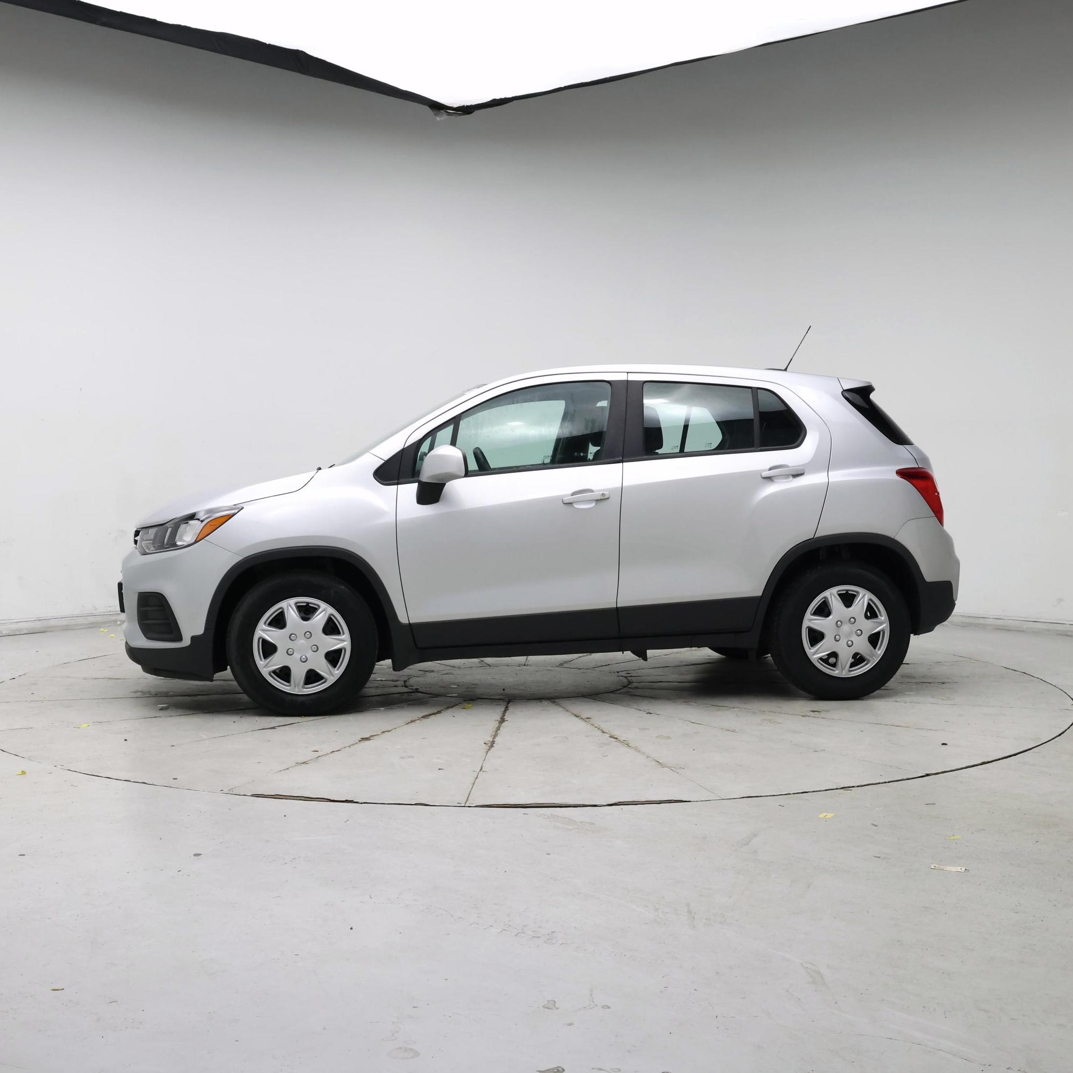 Thumbnail: 2018 Chevrolet Trax - 3