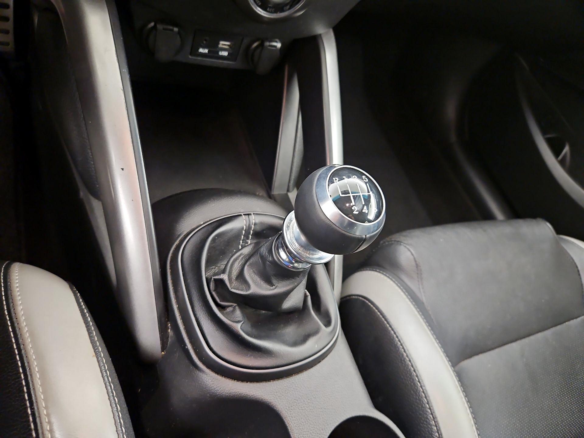 Thumbnail: 2016 Hyundai Veloster - 18